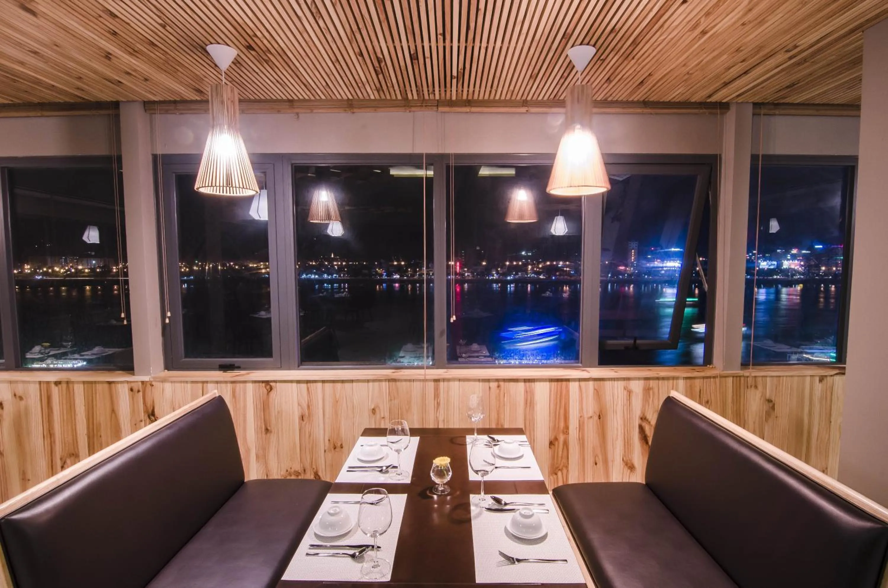 Restaurant/places to eat in KaKa Hotel Han River