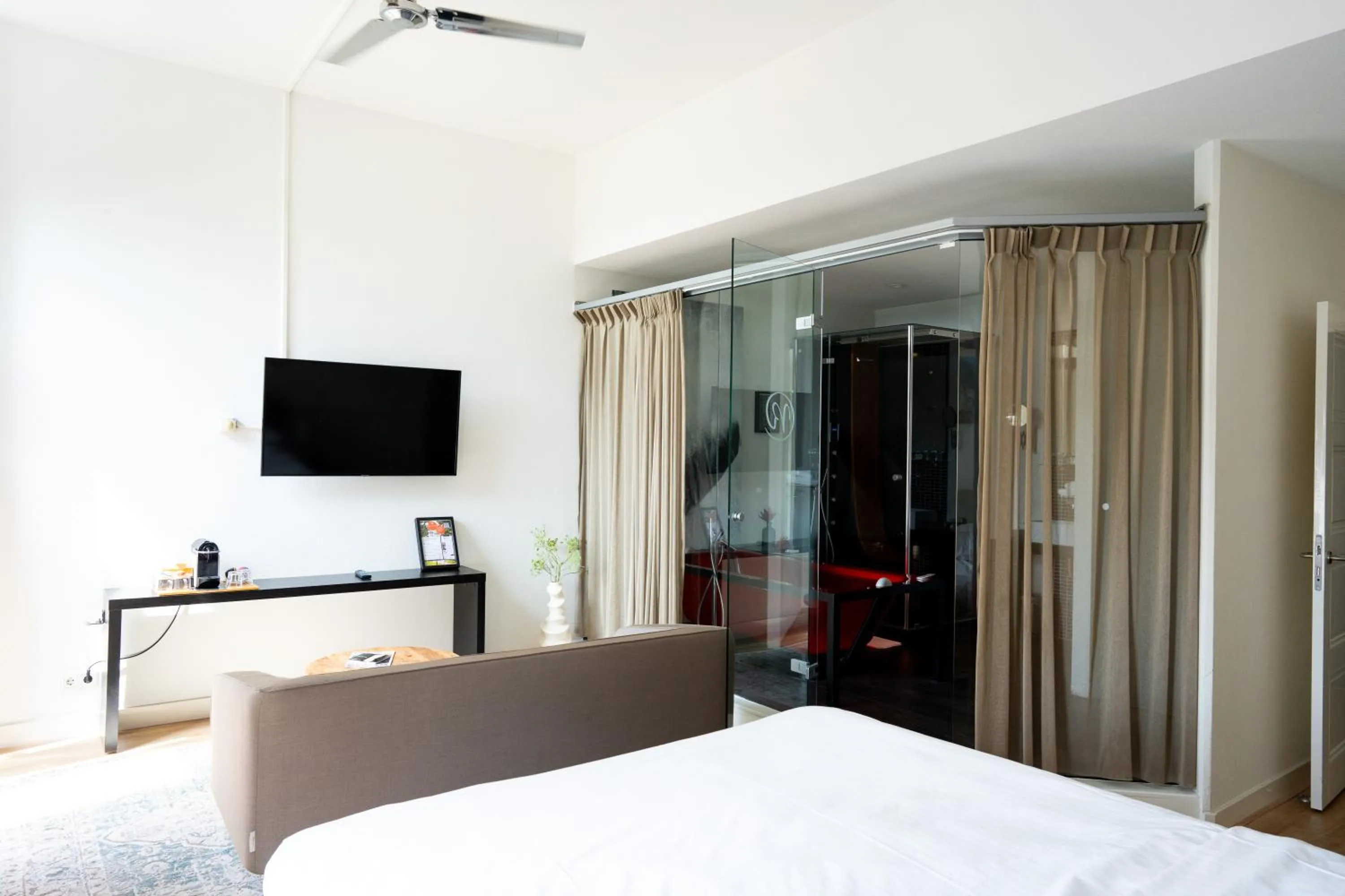 Bathroom, Bed in Hotel Villa Ruimzicht