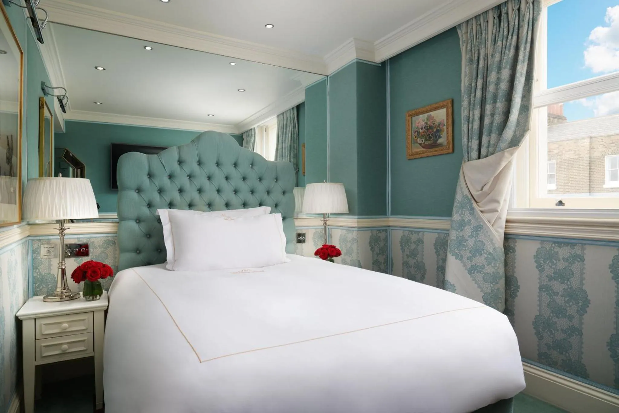 Photo of the whole room, Bed in The Montague On The Gardens