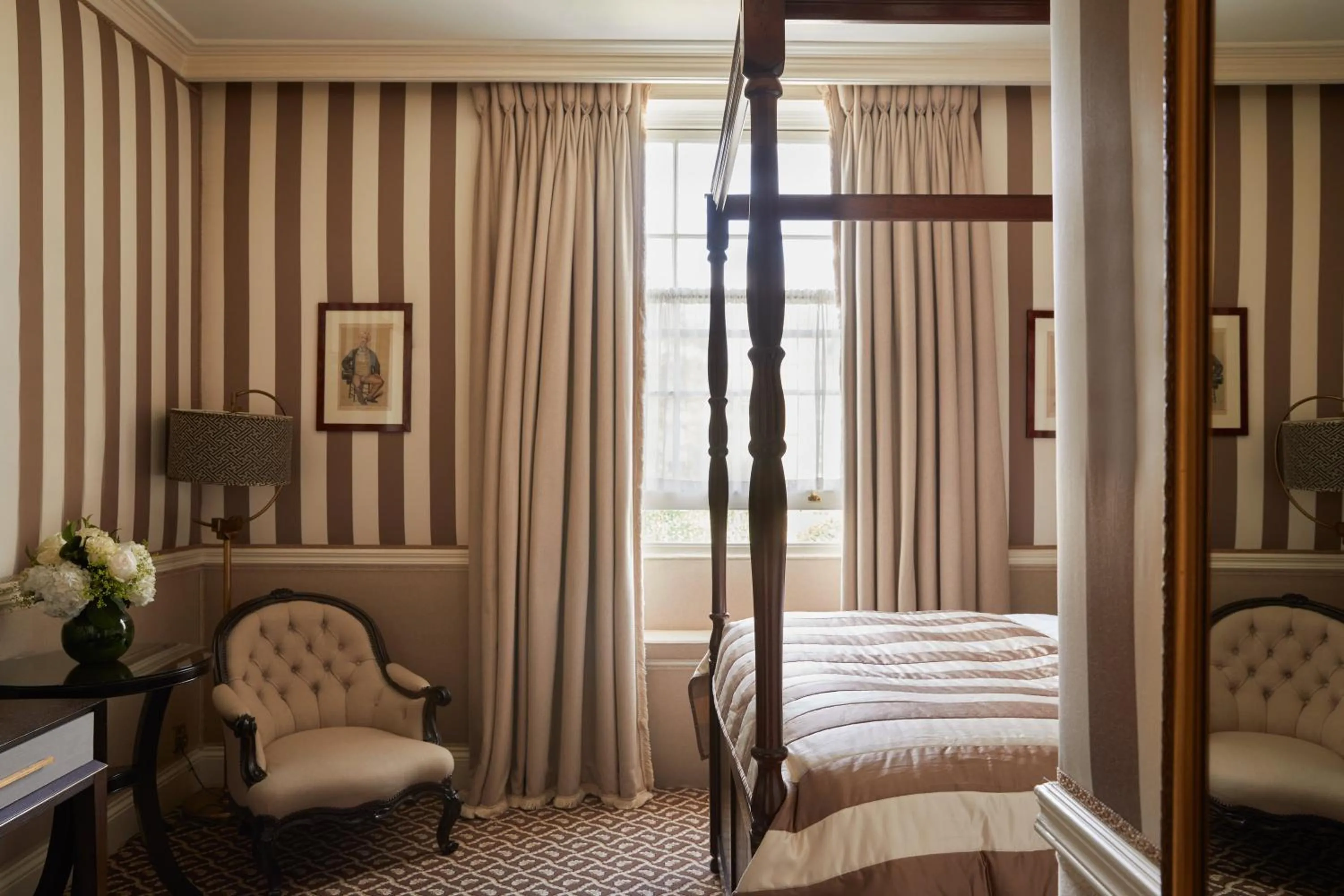 Photo of the whole room, Bed in The Montague On The Gardens