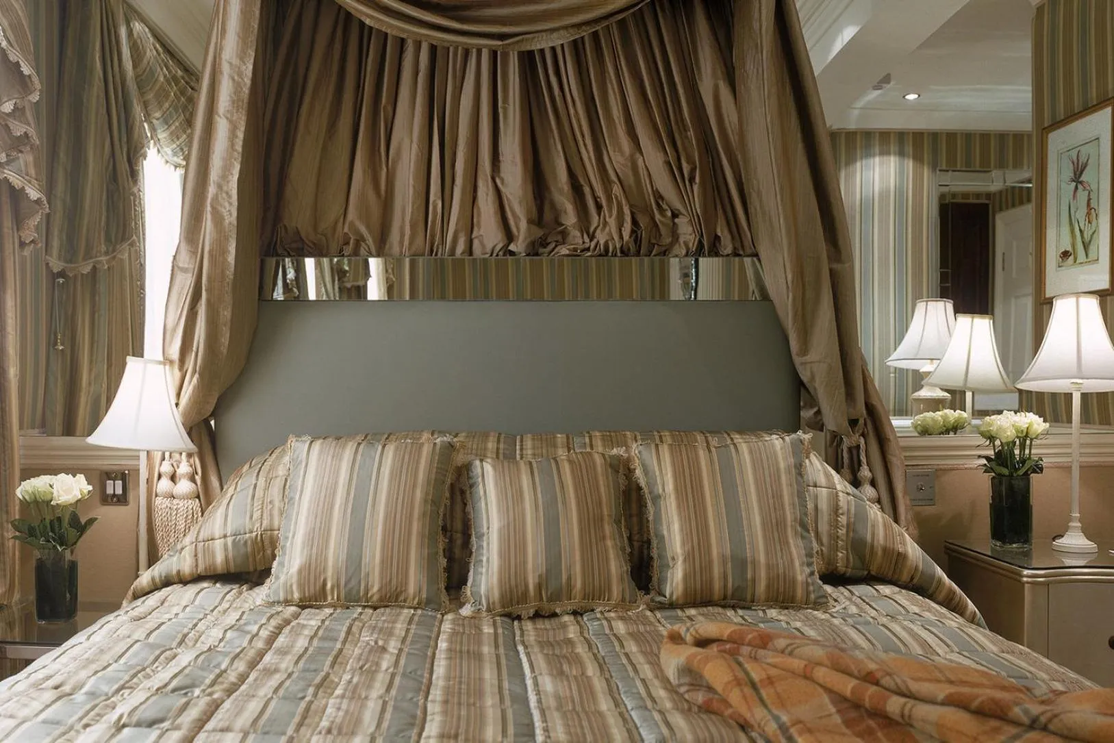 Photo of the whole room, Bed in The Montague On The Gardens