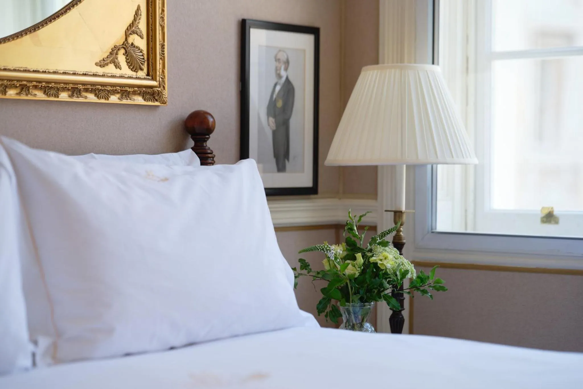 Photo of the whole room, Bed in The Montague On The Gardens