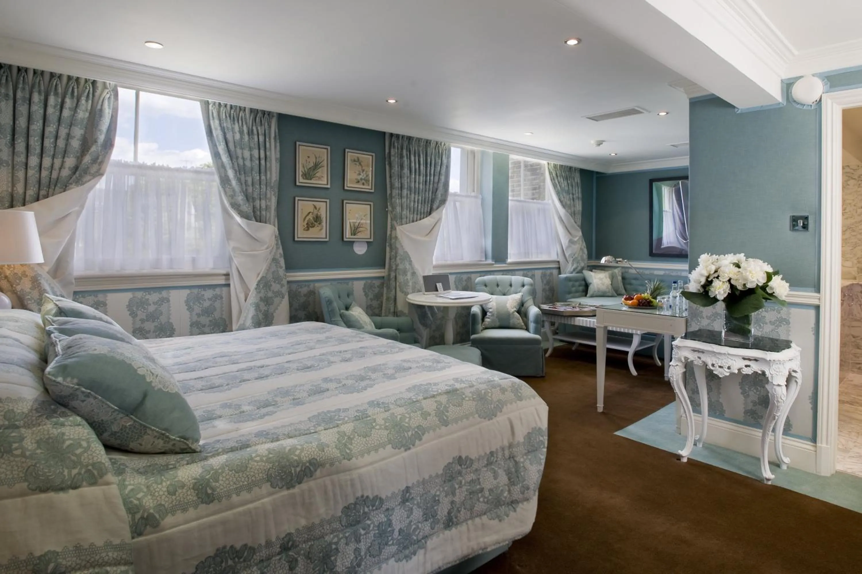 Photo of the whole room, Bed in The Montague On The Gardens