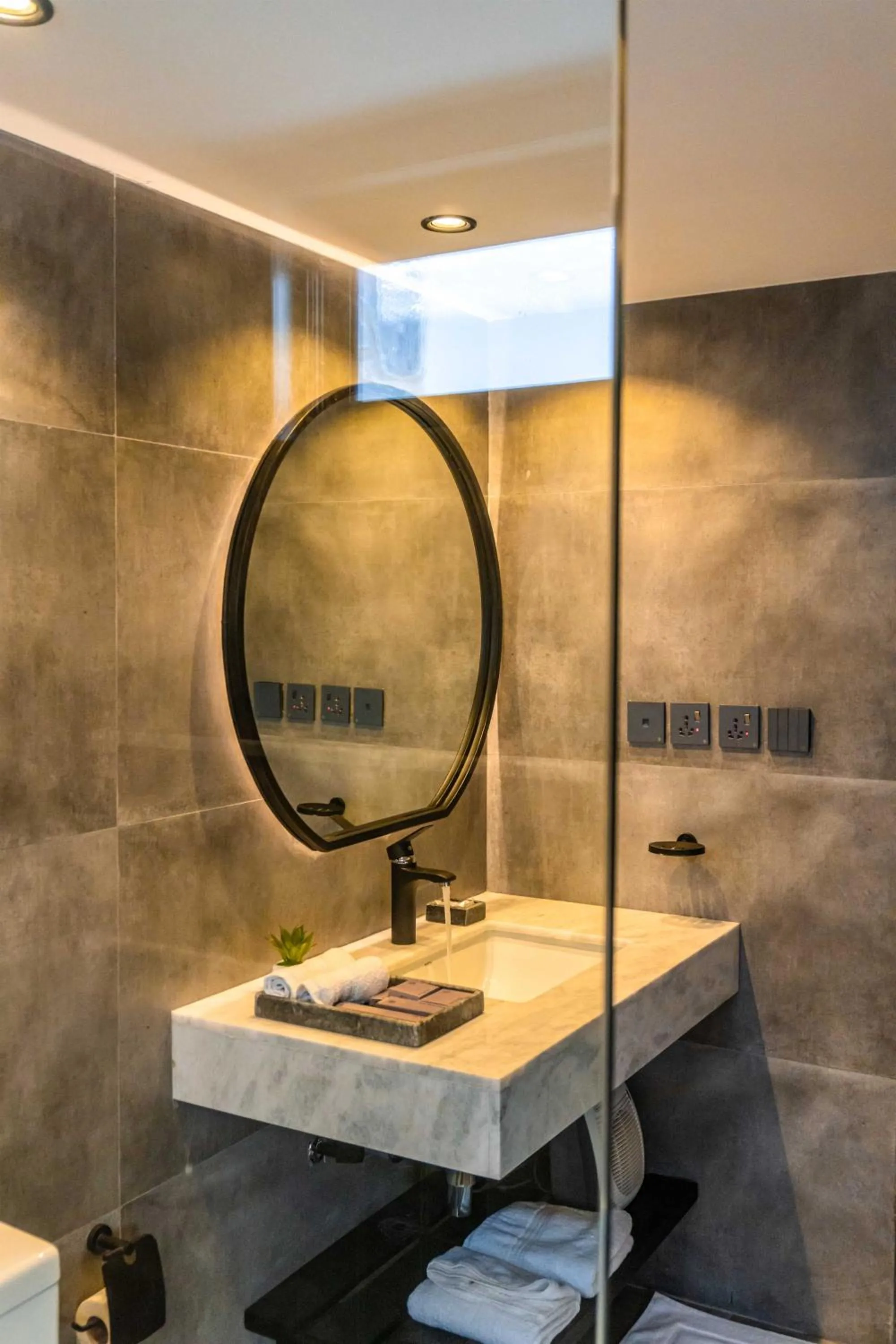 Bathroom in Himmel Skardu By Luxus