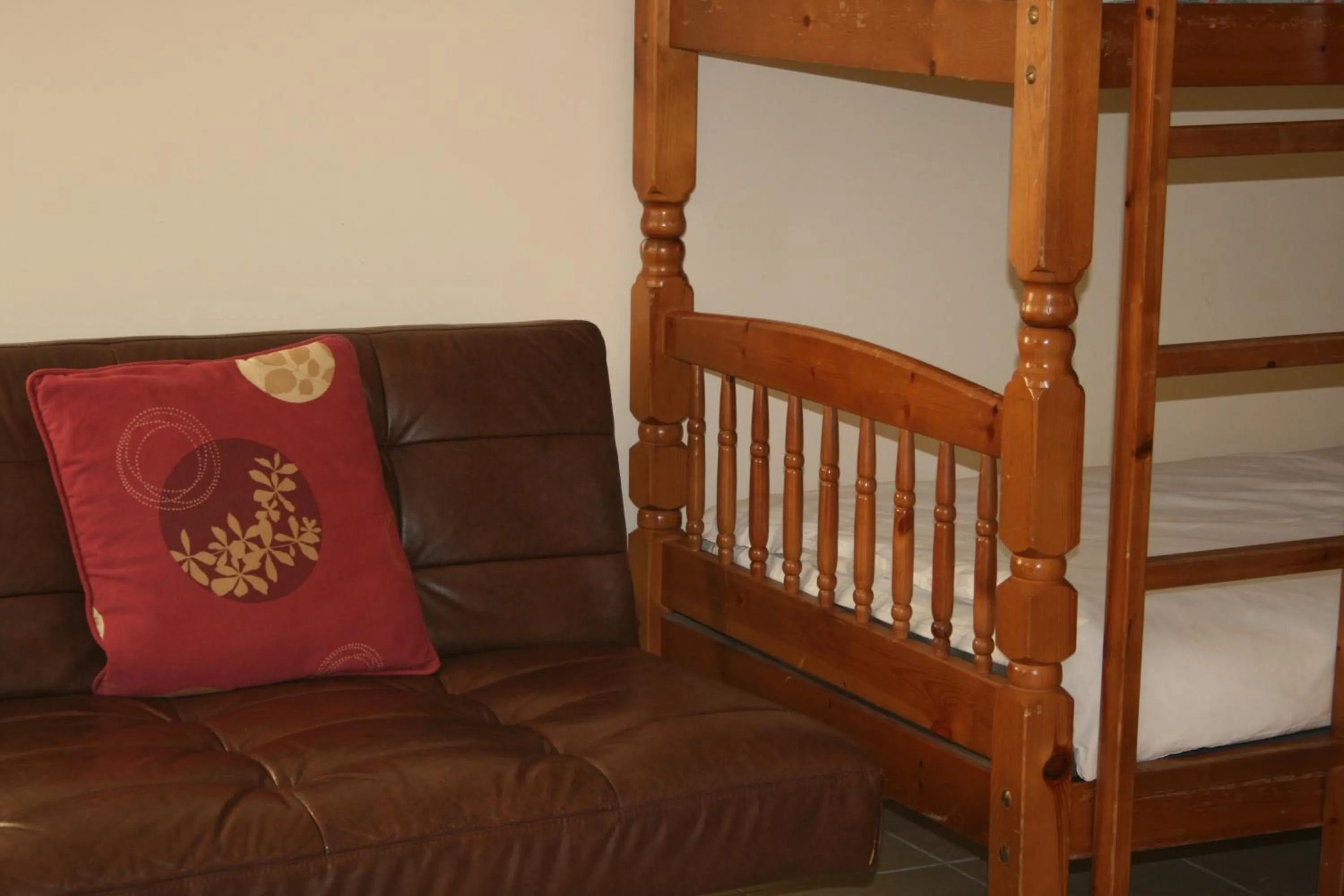 Communal lounge/ TV room in BCC Loch Ness Hostel