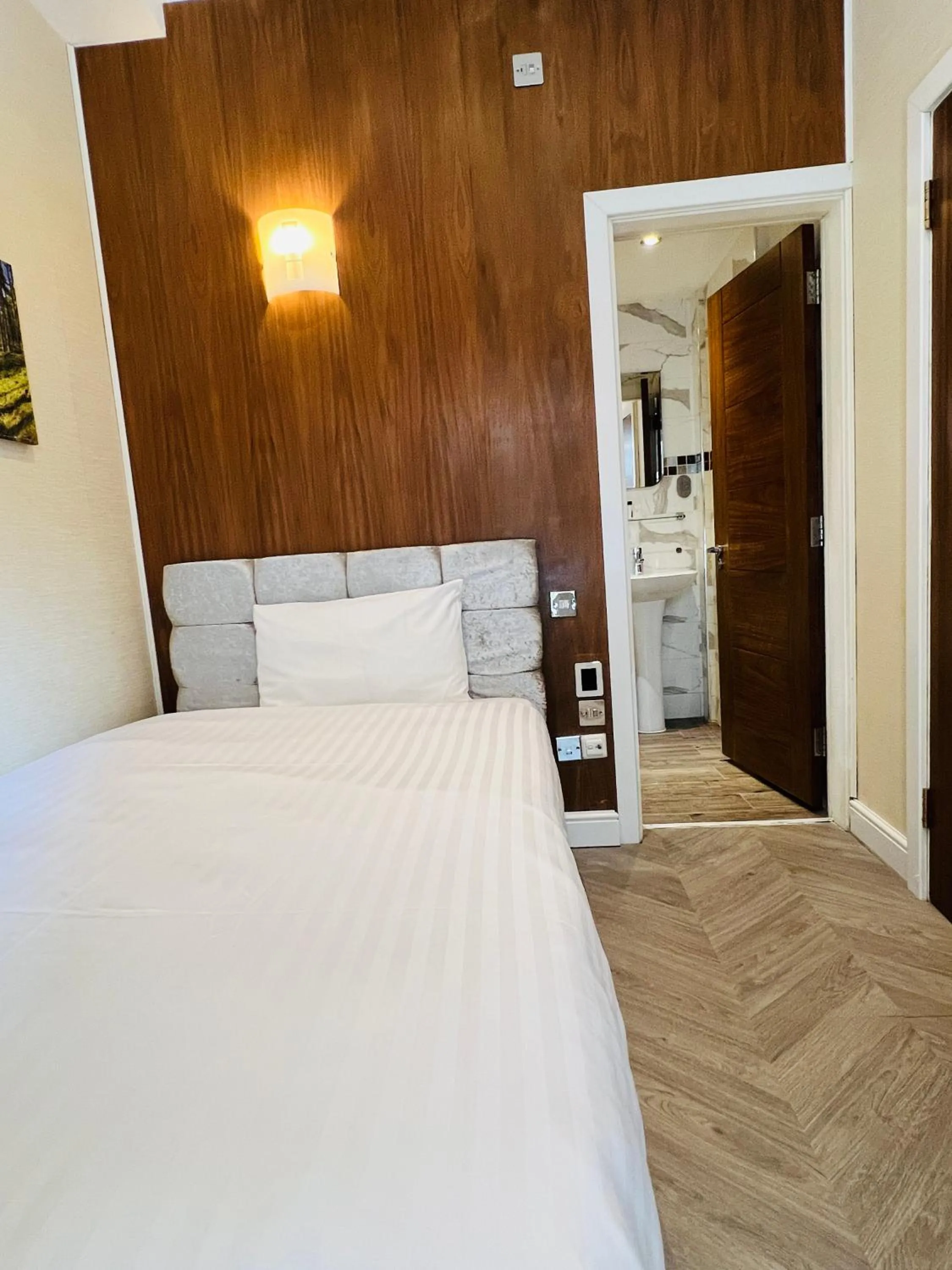 Photo of the whole room, Bed in Cheshire Hotel Central London