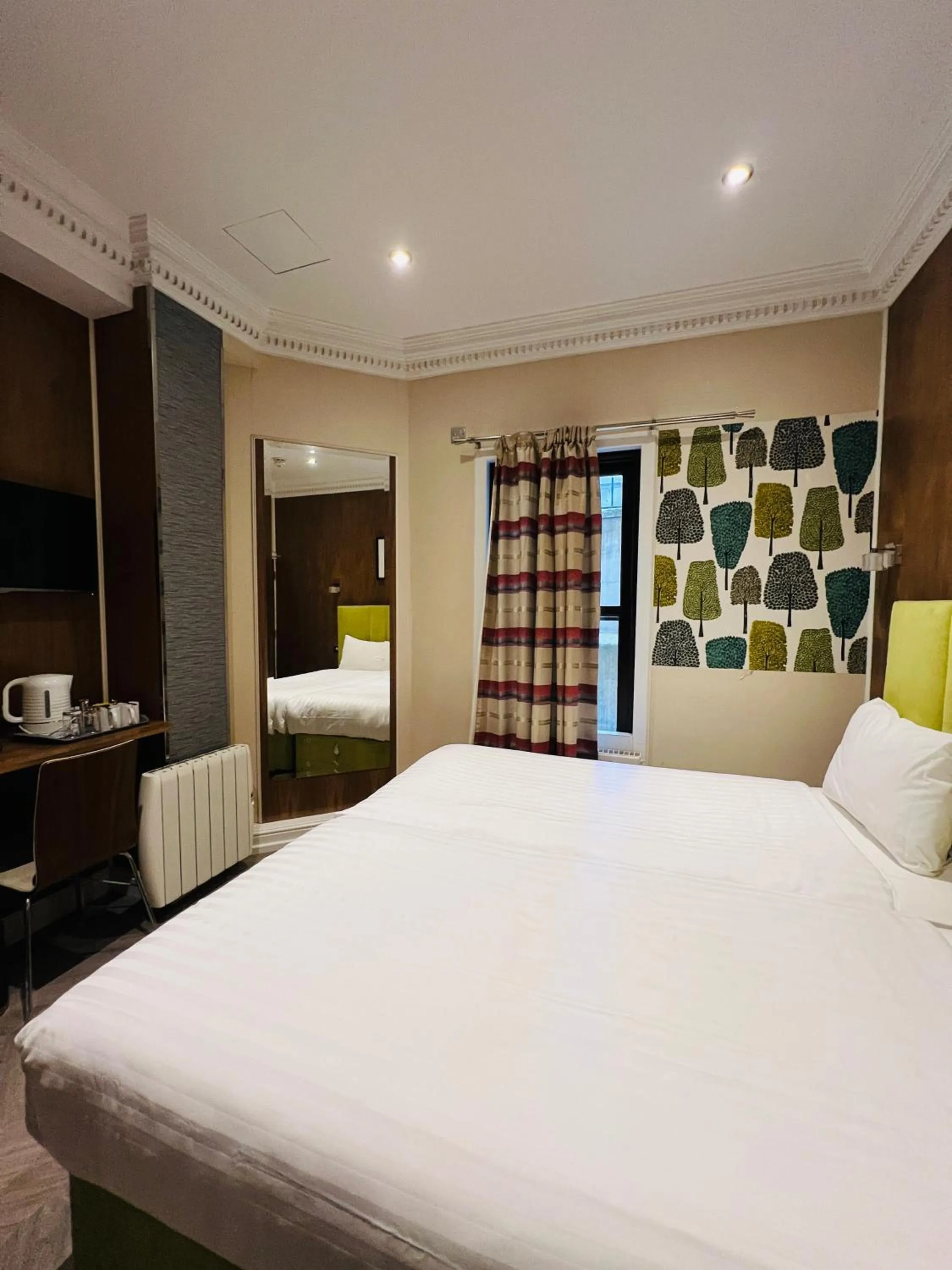 Bedroom, Bed in Cheshire Hotel Central London