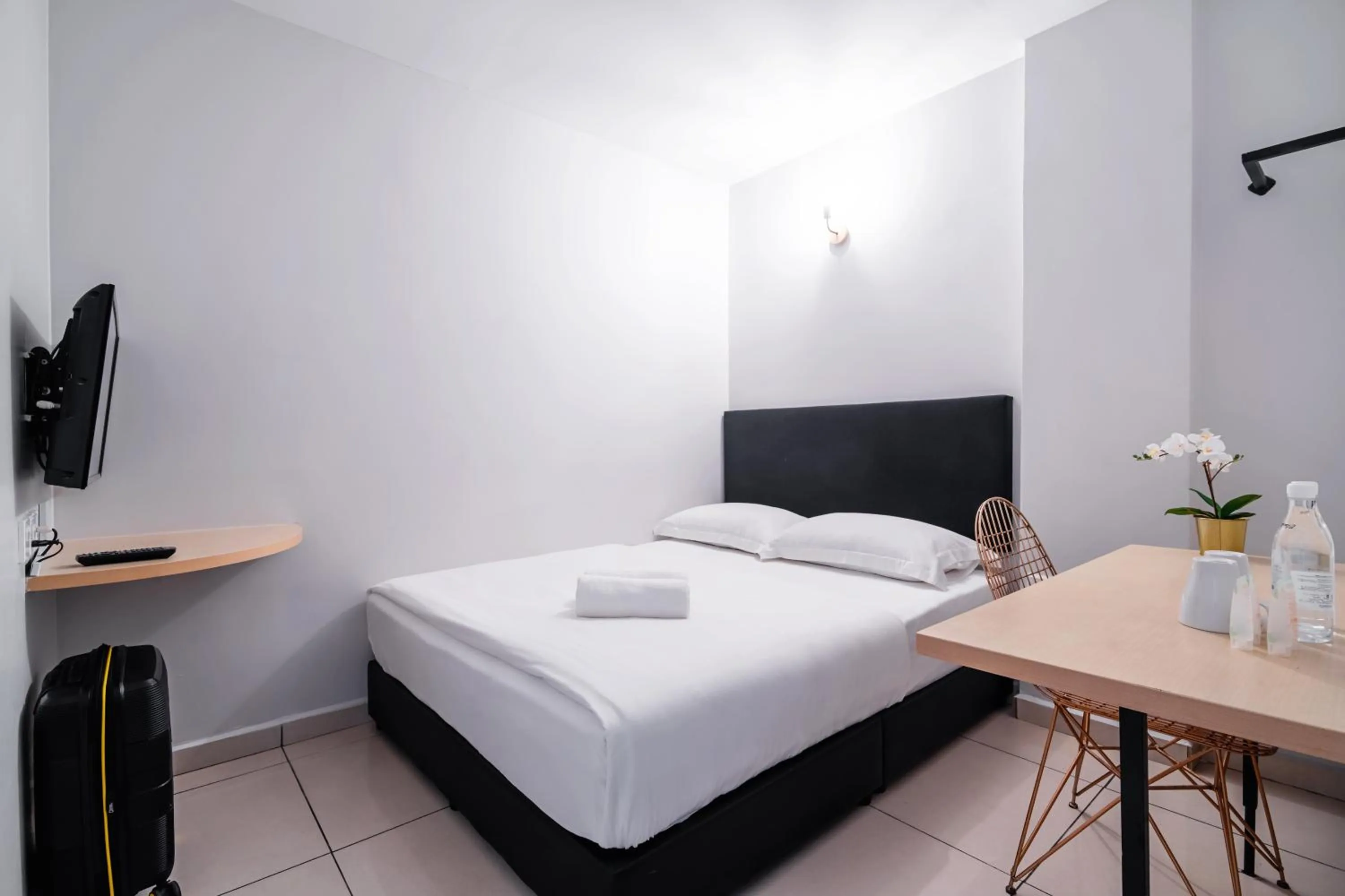 Bedroom, Bed in HAKO XPRESS TAMPOI