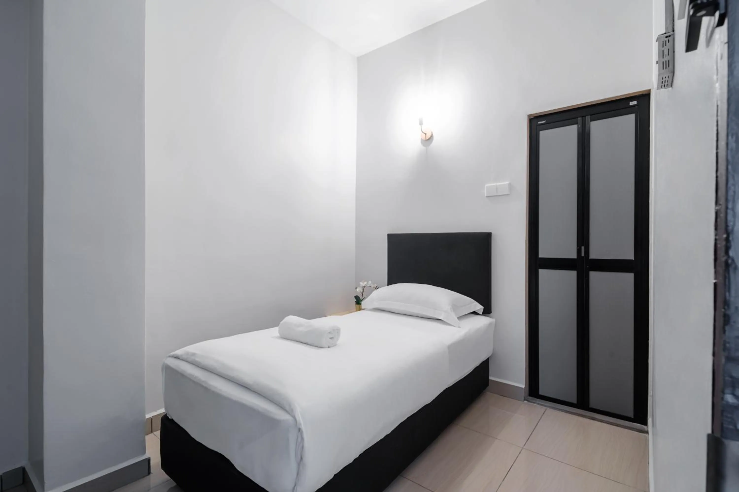 Bedroom, Bed in HAKO XPRESS TAMPOI