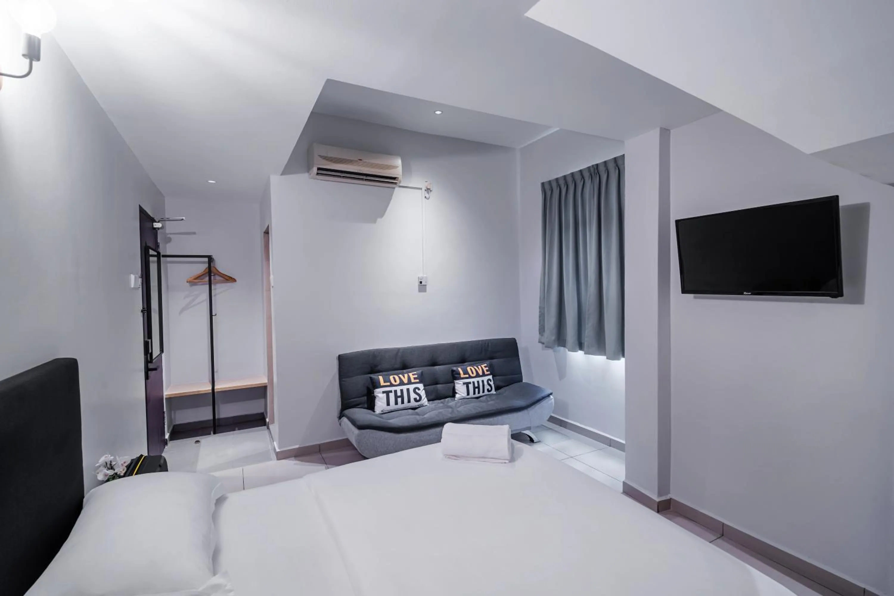 Seating area, Bed in HAKO XPRESS TAMPOI