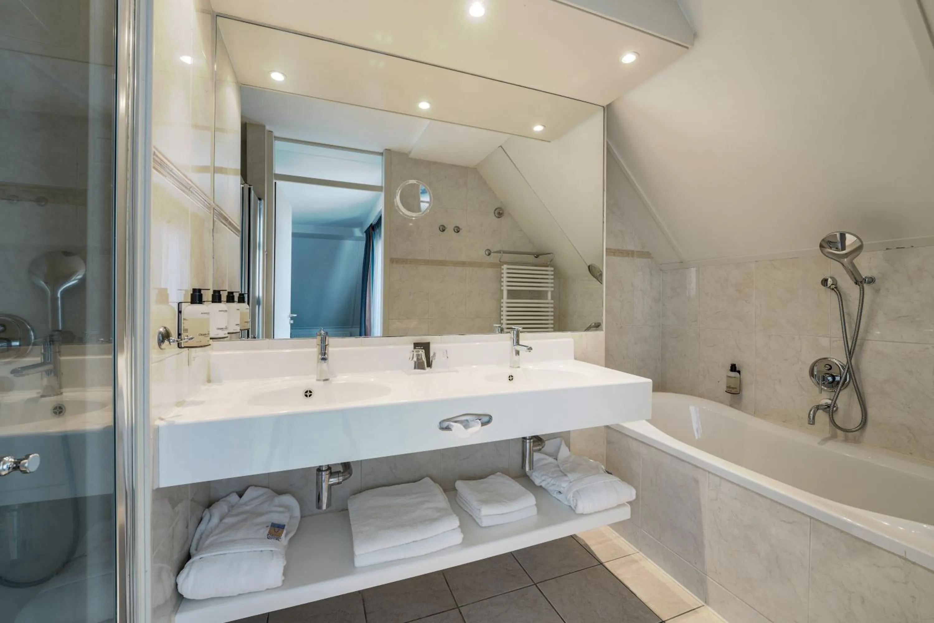 Bathroom in Paal 8 Hotel aan Zee