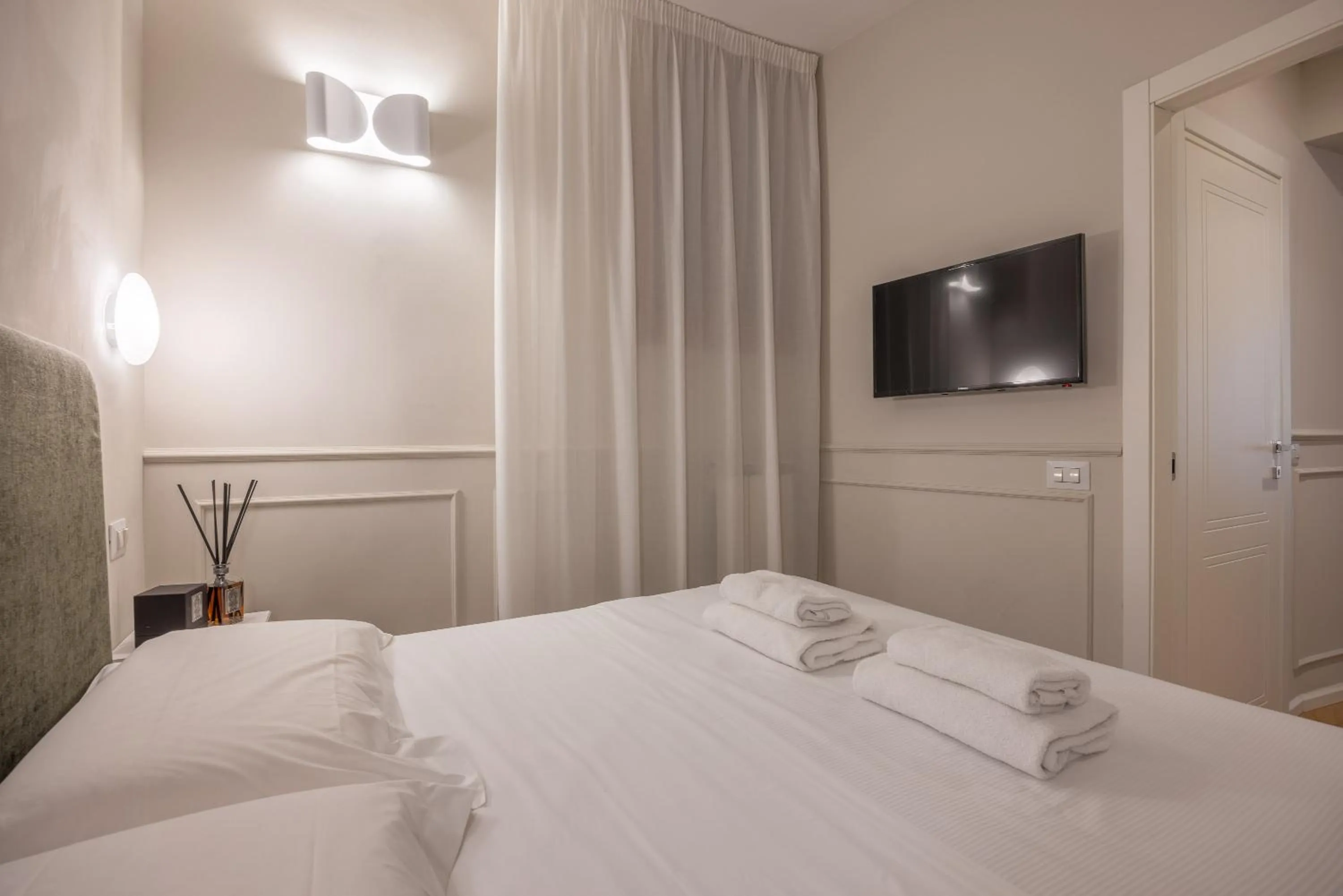 Bed in Tornabuoni Place by Mmega