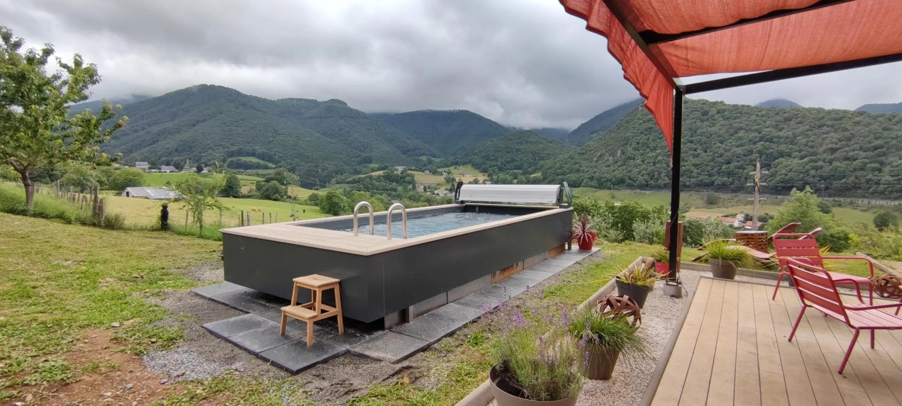 Swimming pool in Maison d'Hôtes Le shorten