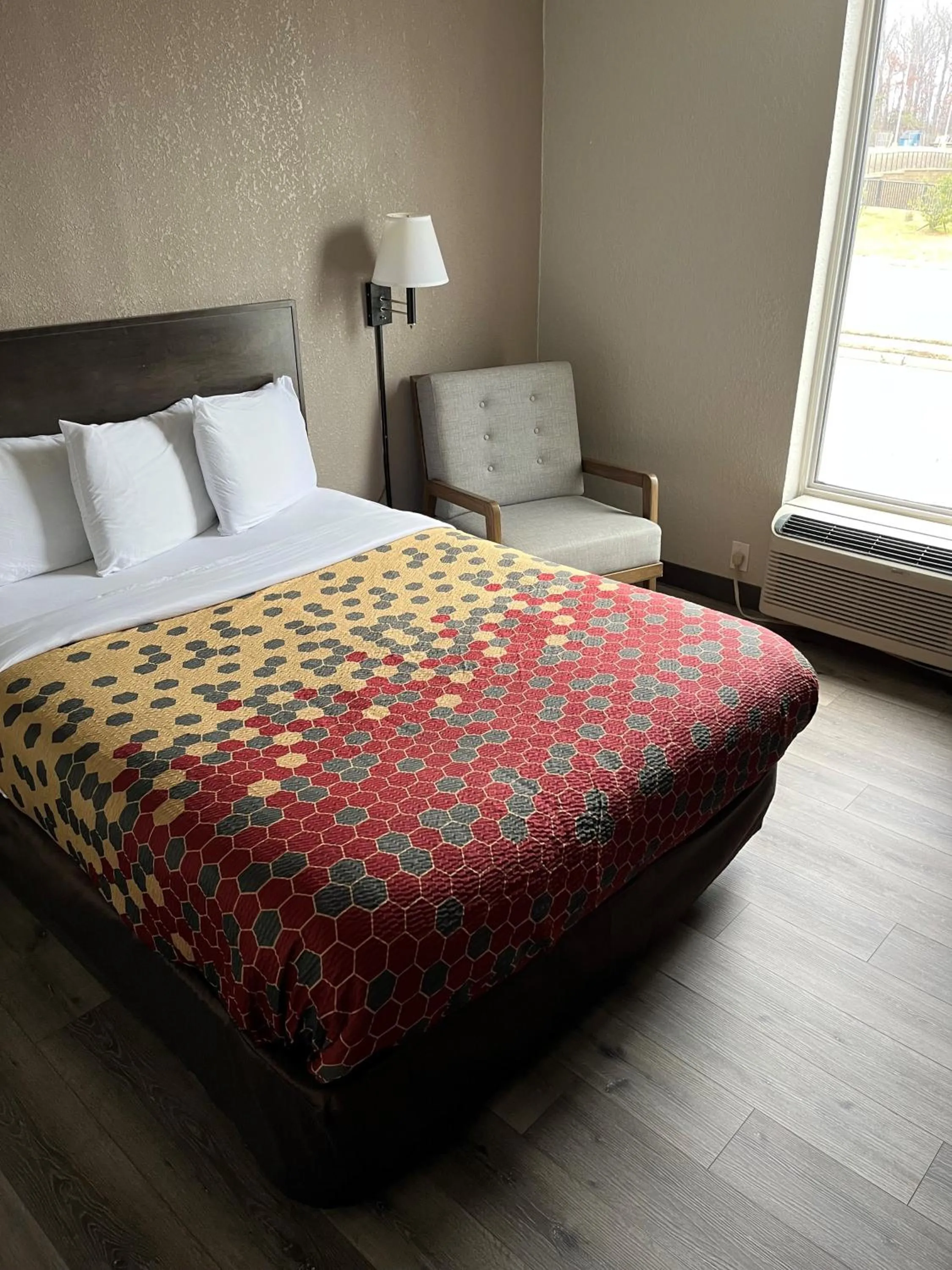 Bed in Red Carpet Inn Quantico