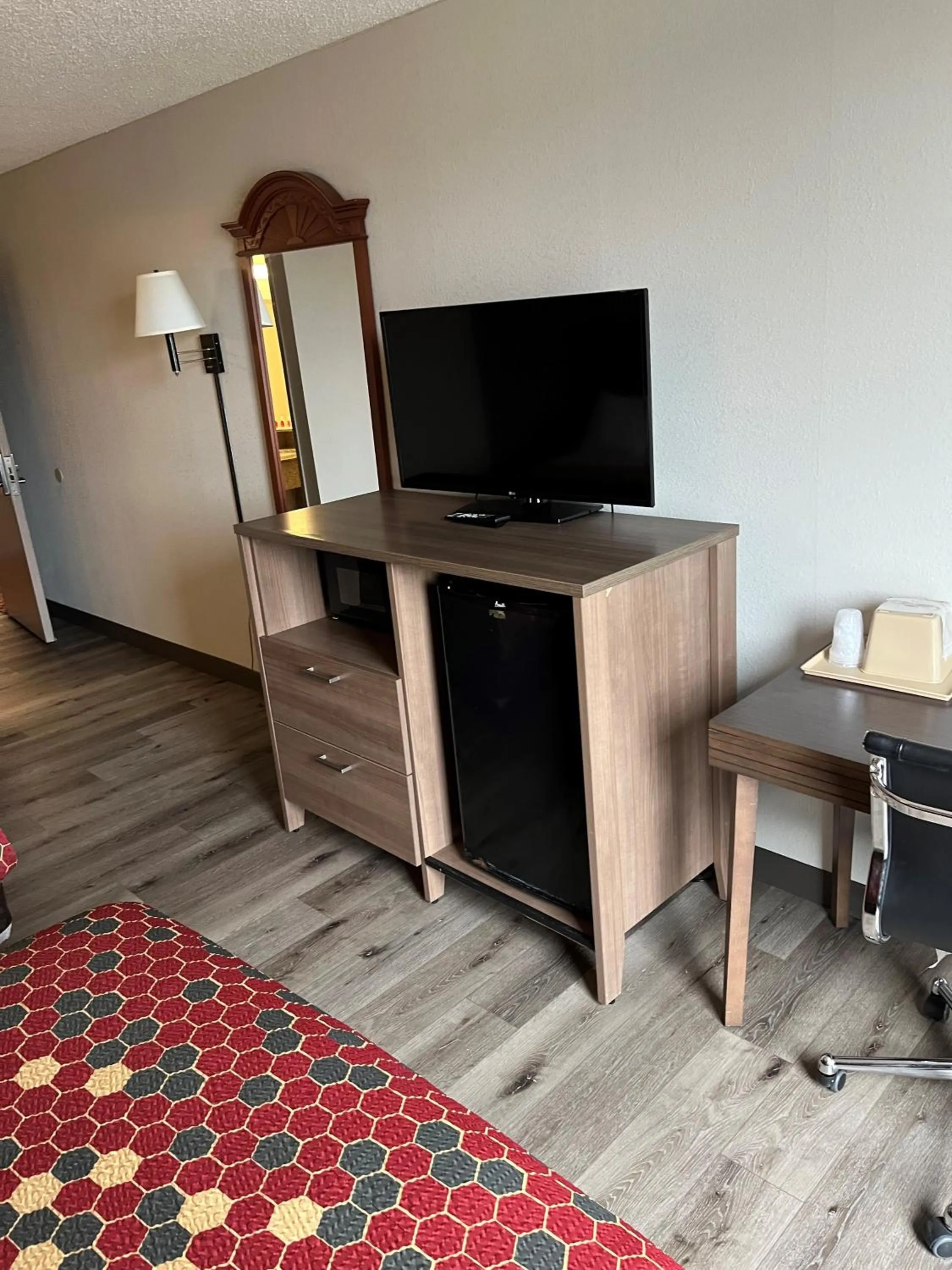 TV and multimedia in Red Carpet Inn Quantico