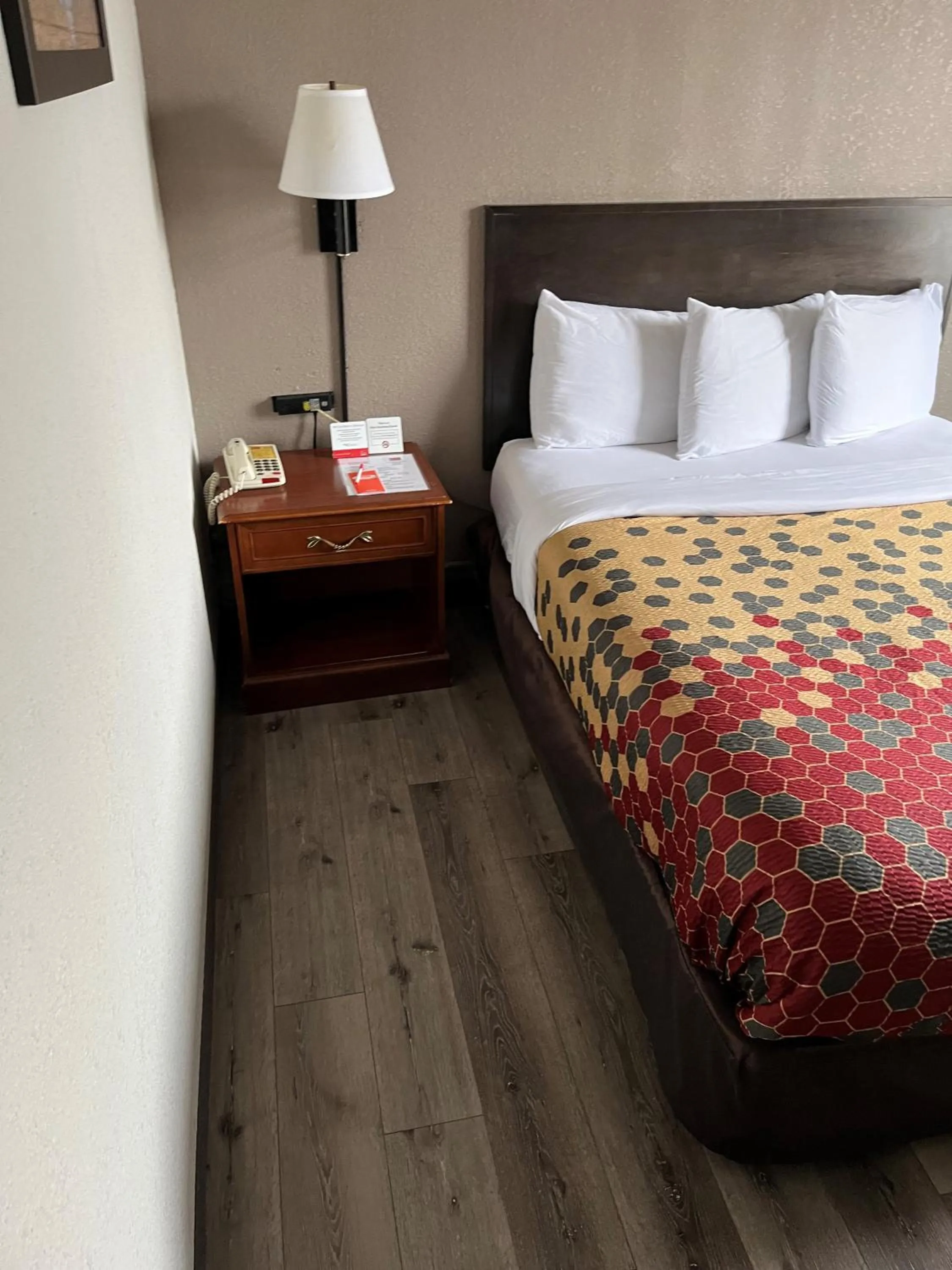 Bed in Red Carpet Inn Quantico