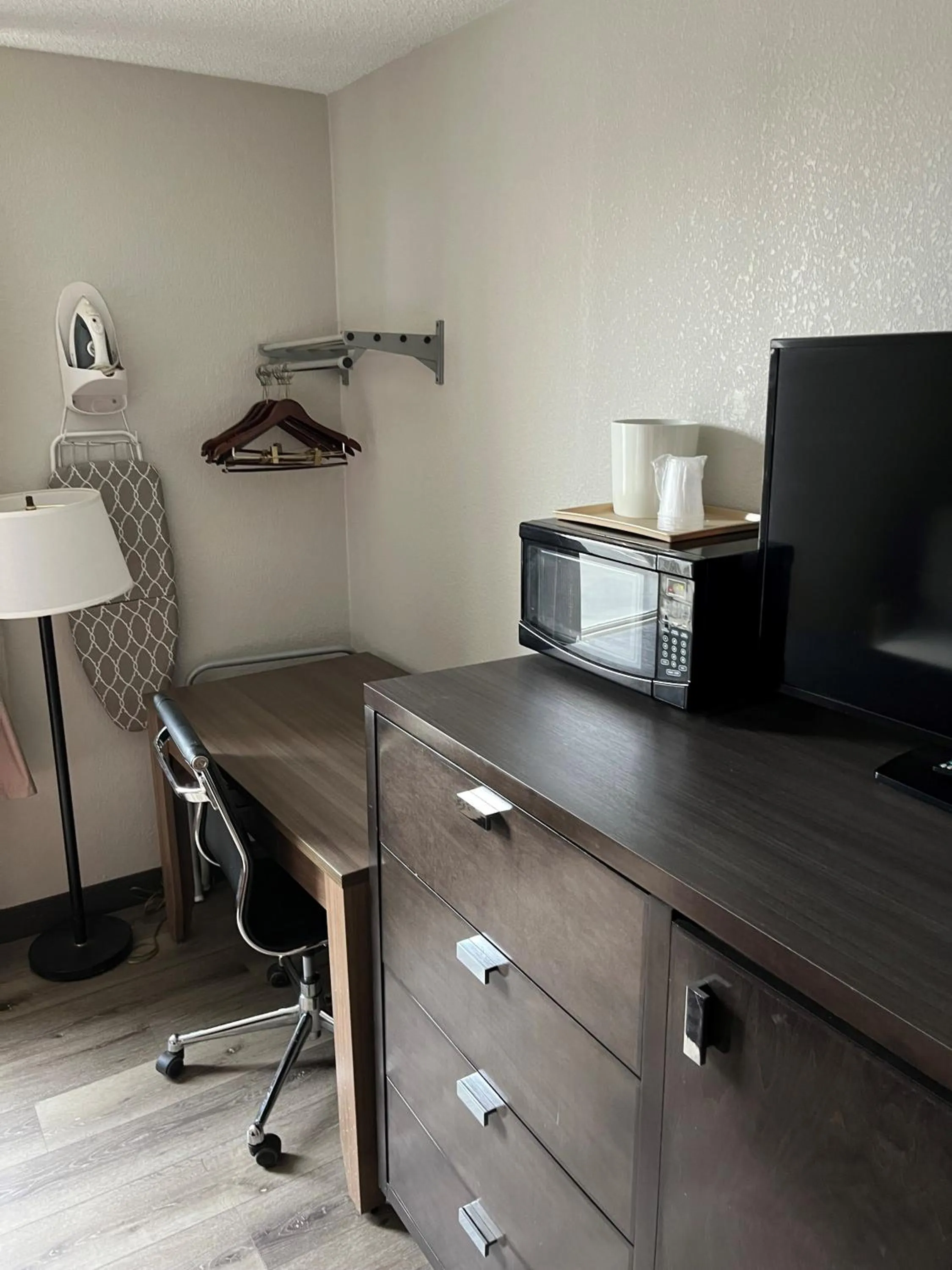 TV and multimedia in Red Carpet Inn Quantico