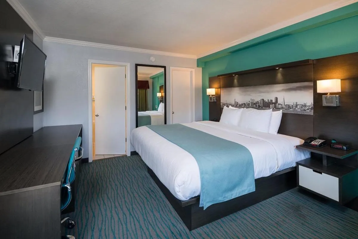 Photo of the whole room, Bed in Inn On Grove