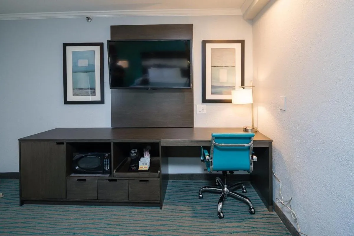 TV and multimedia in Inn On Grove