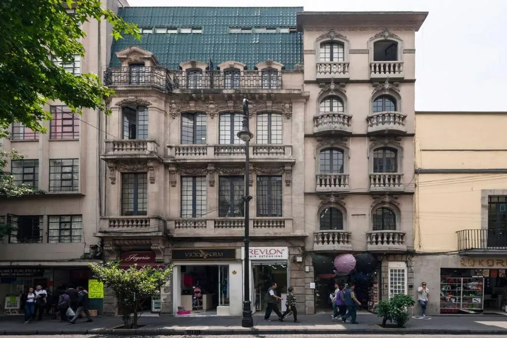 Facade/entrance in 301 Historic building 1Bdrm 1bath AC Rooftop