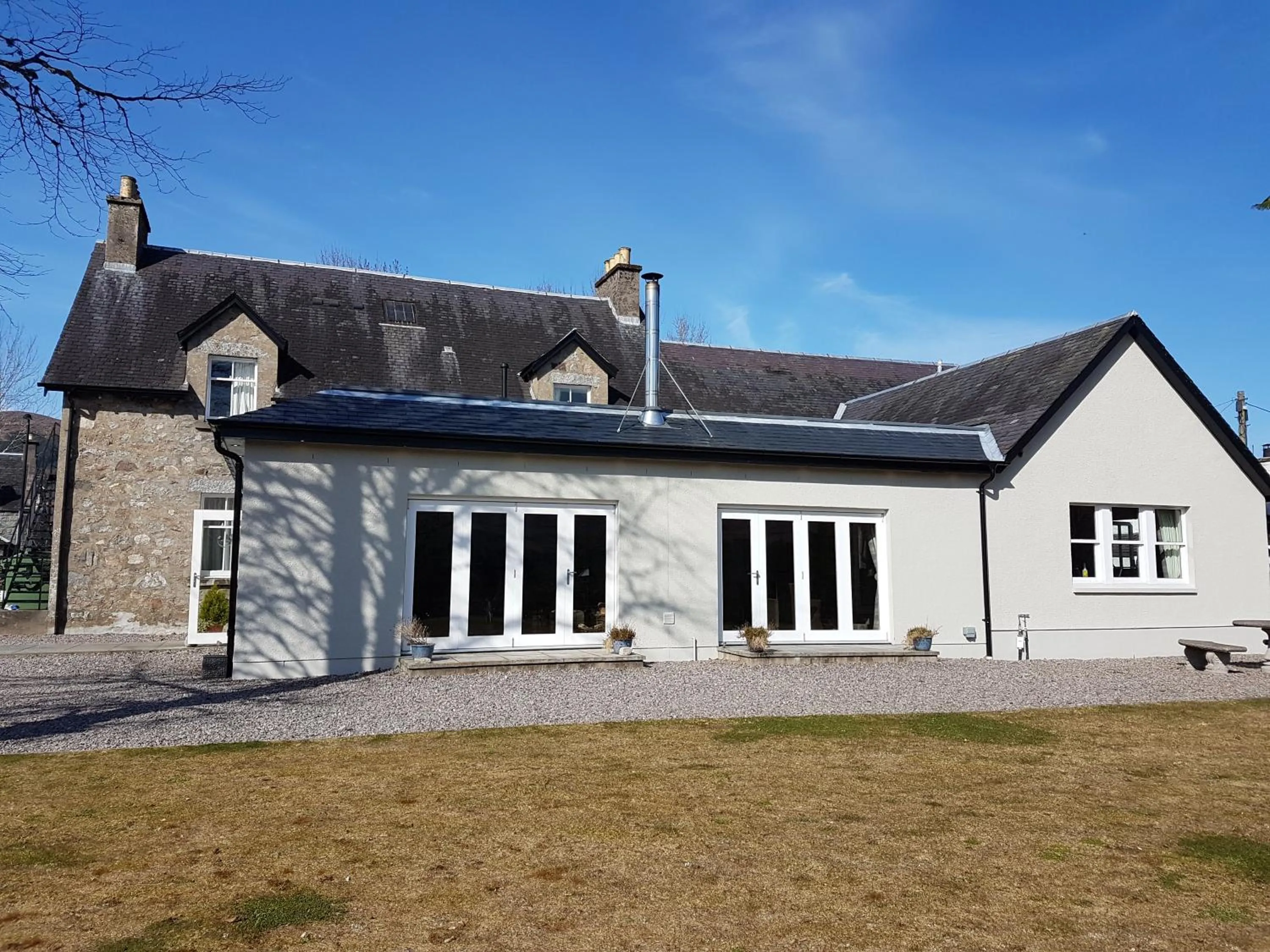 Facade/entrance in Loch Ness Guest House