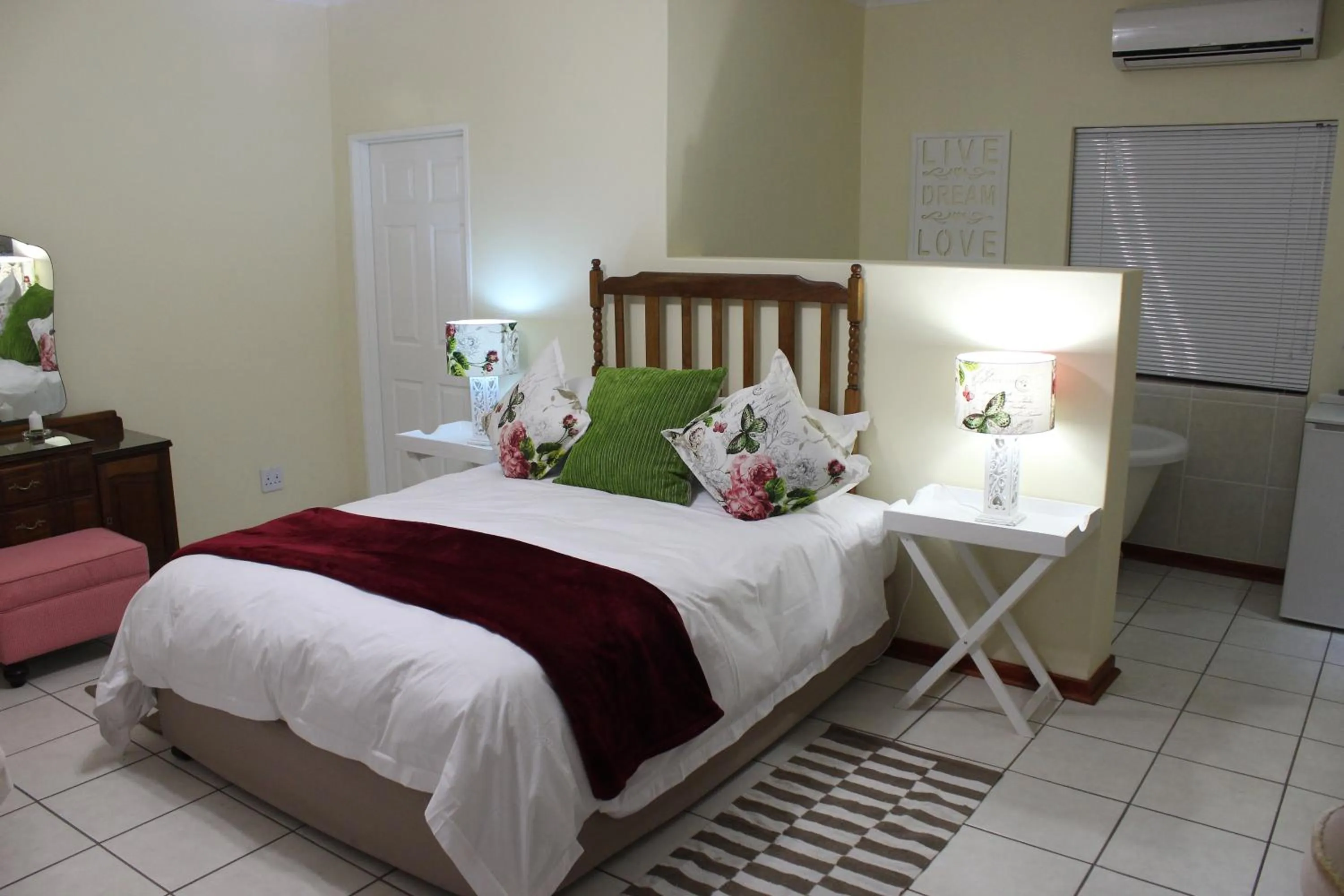 Bed in The Guest House Pongola