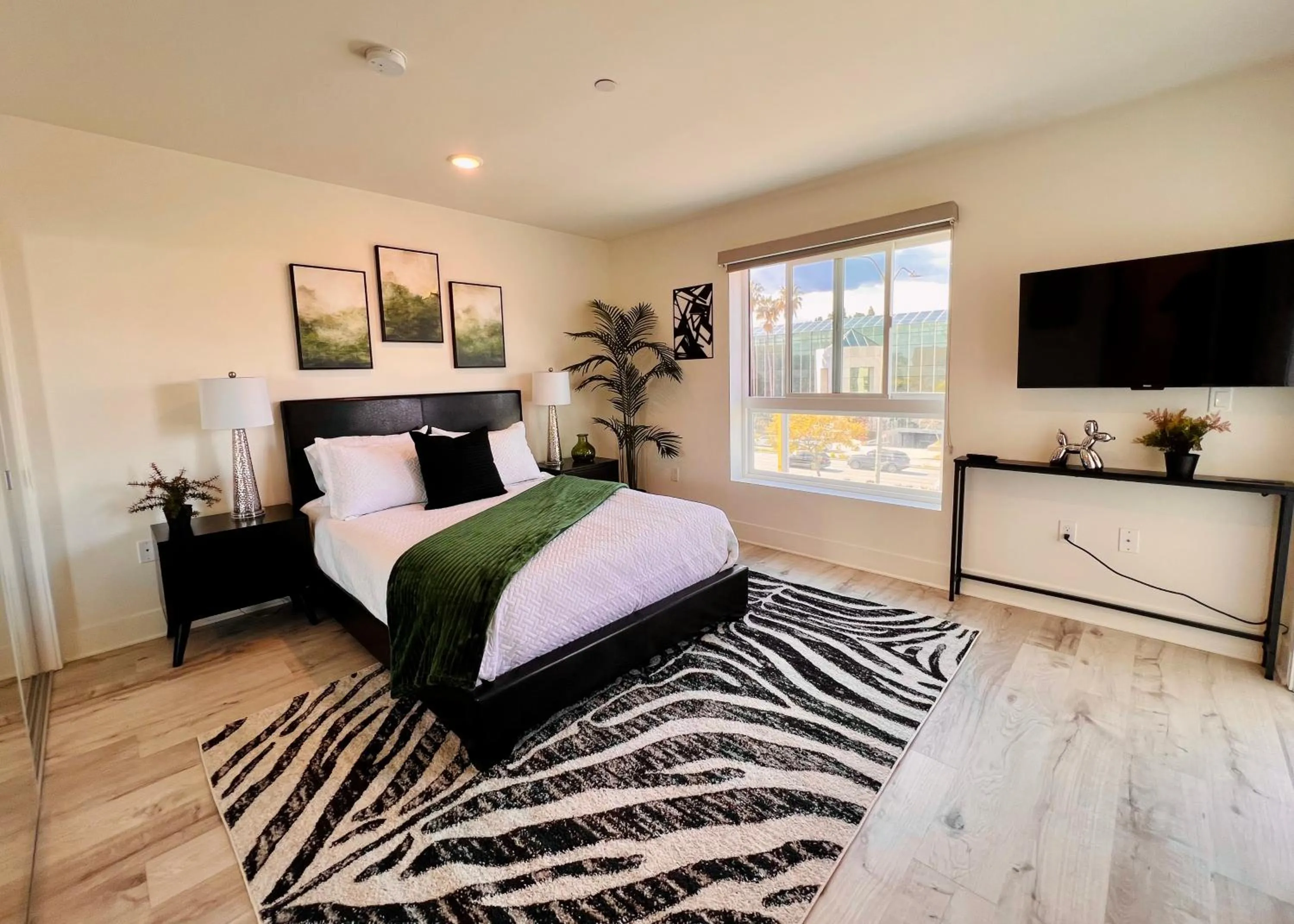 Bed in Century City Chic 4 sleep free parking 402