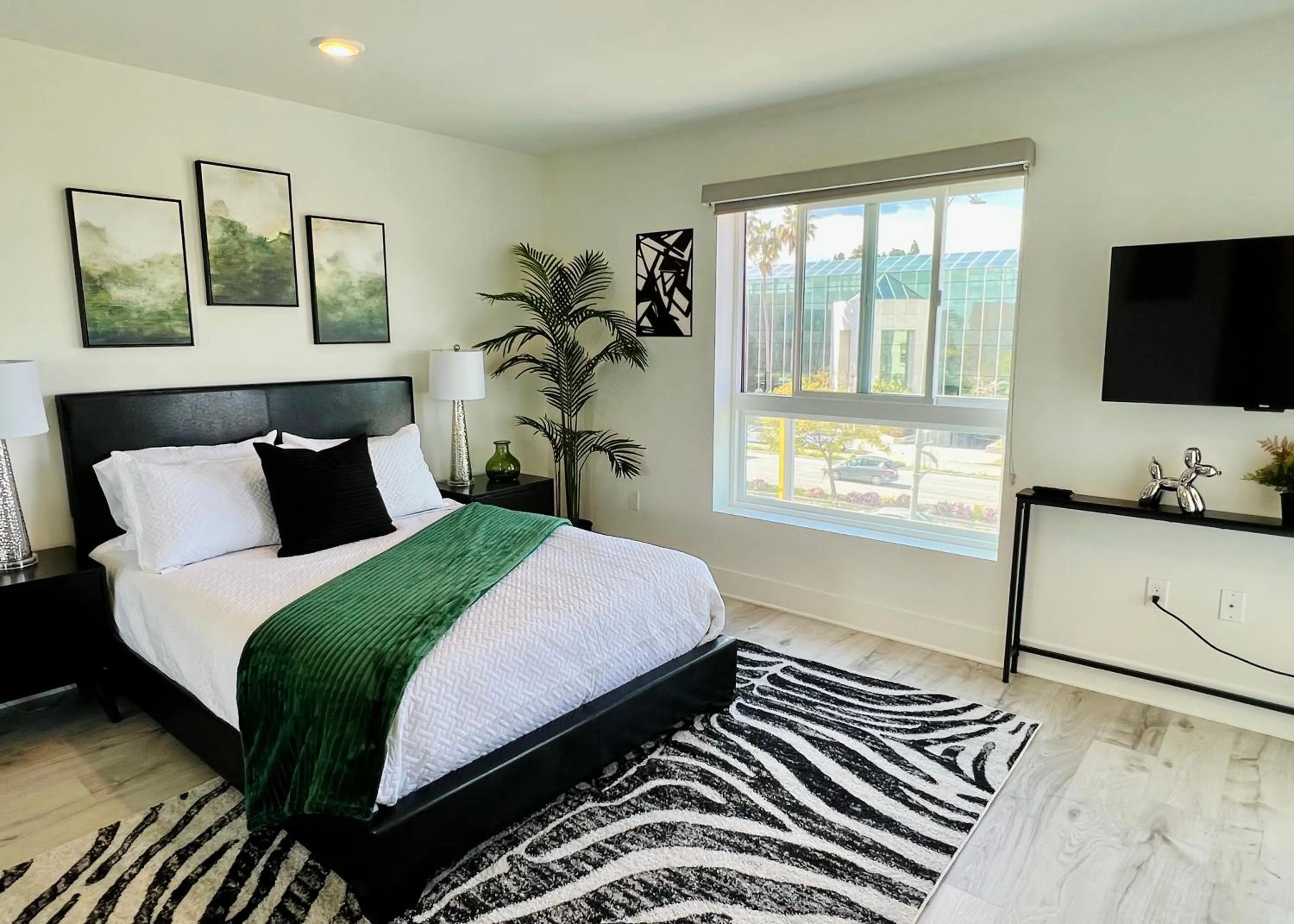 Bed in Century City Chic 4 sleep free parking 402