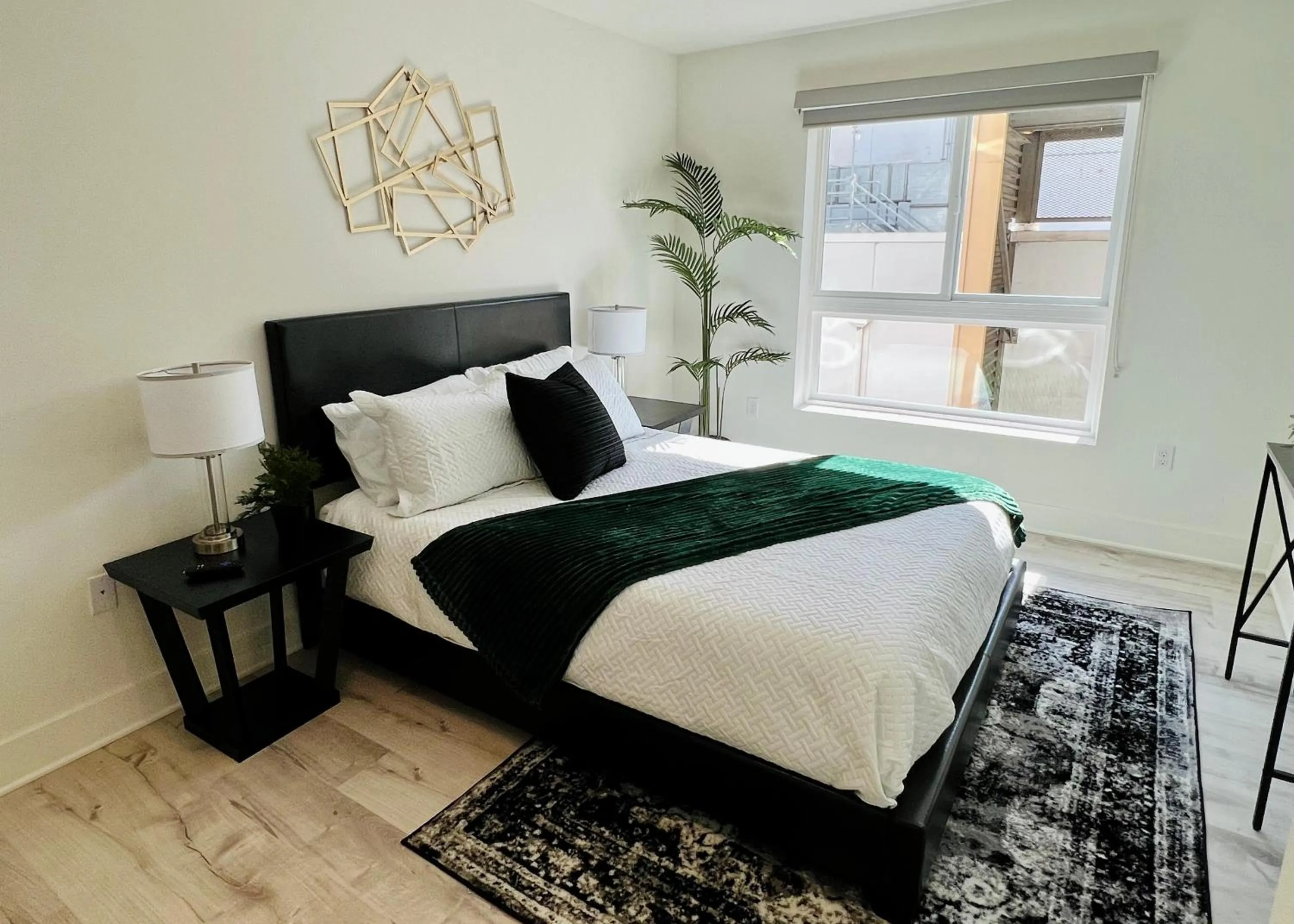 Bed in Century City Chic 4 sleep free parking 402