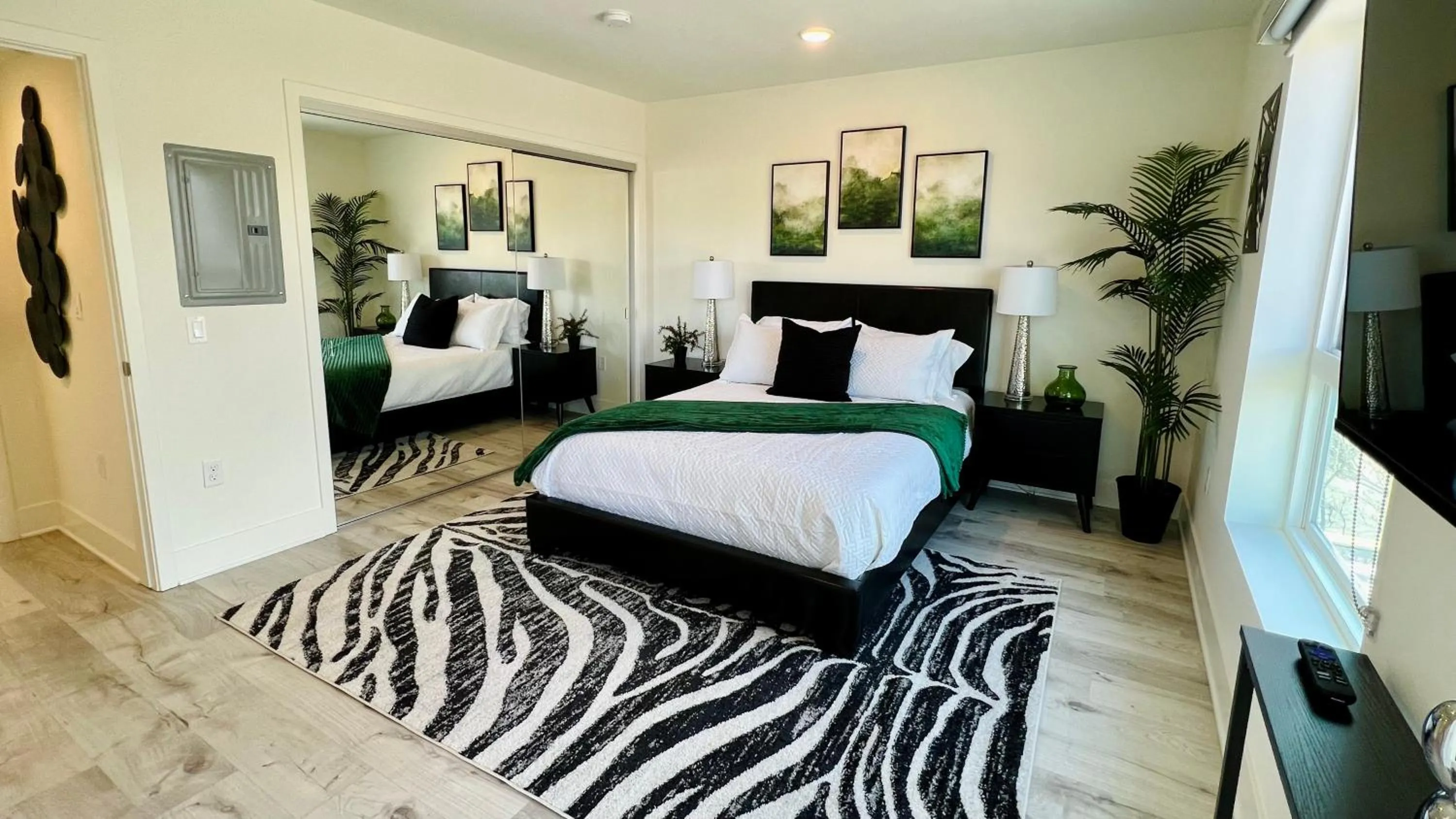 Bed in Century City Chic 4 sleep free parking 402