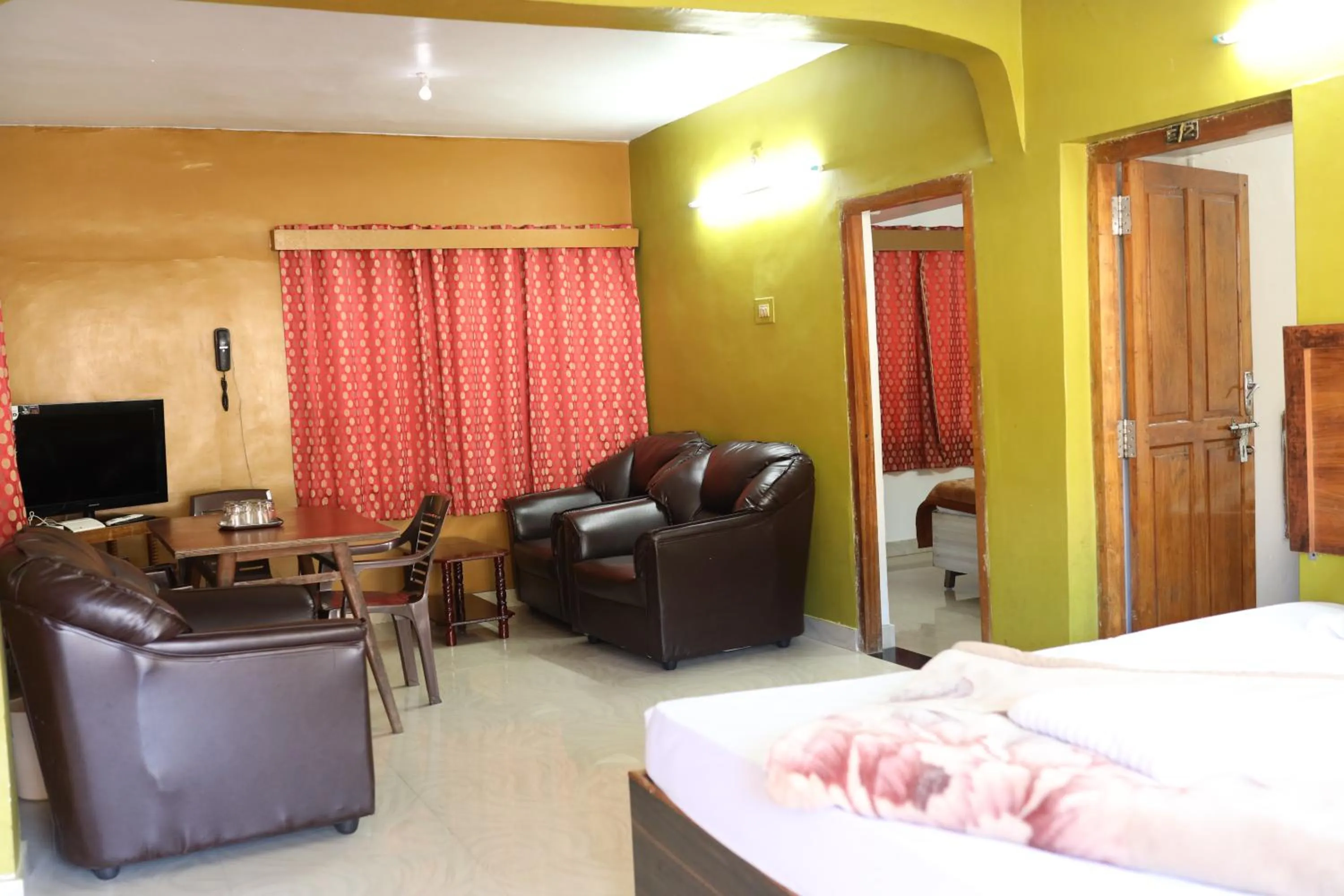 Living room, Bed in Hotel Sri Balaji