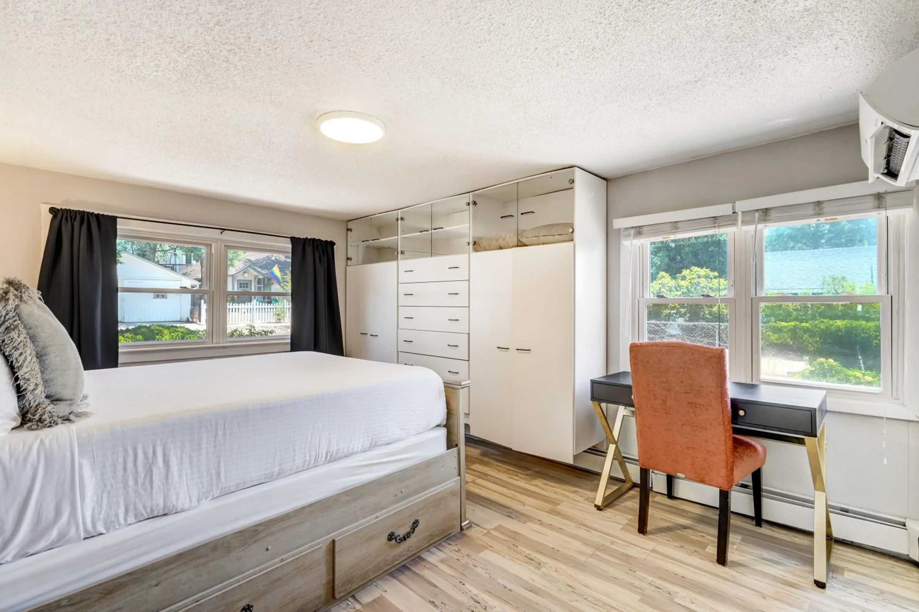 Bed in Modern Cottage 1BDComfy Home In Old Colorado