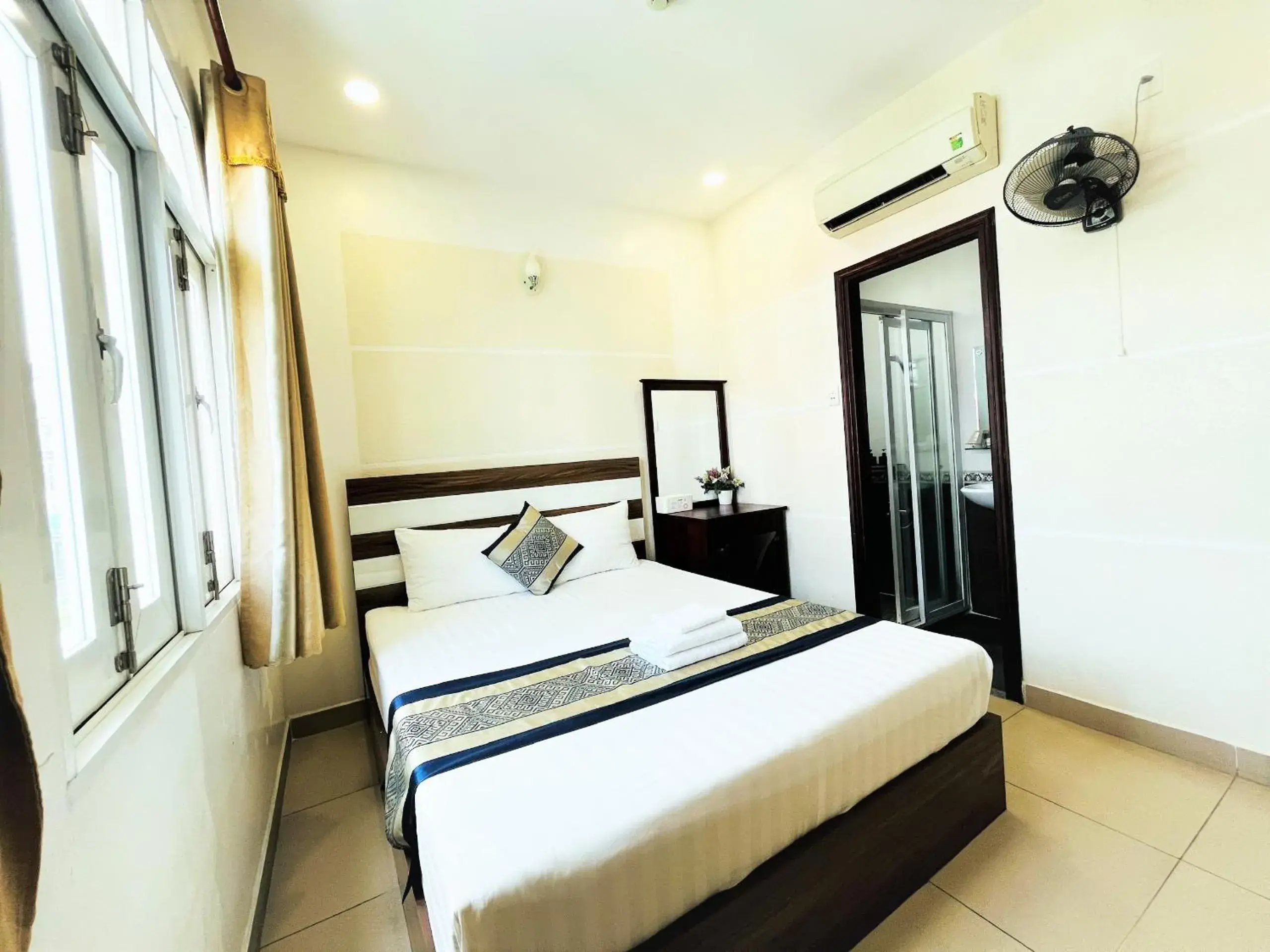 Standard King Room - single occupancy in DINH DINH 2 AIRPORT HOTEL Standard King Room - single occupancy in DINH DINH 2 AIRPORT HOTEL