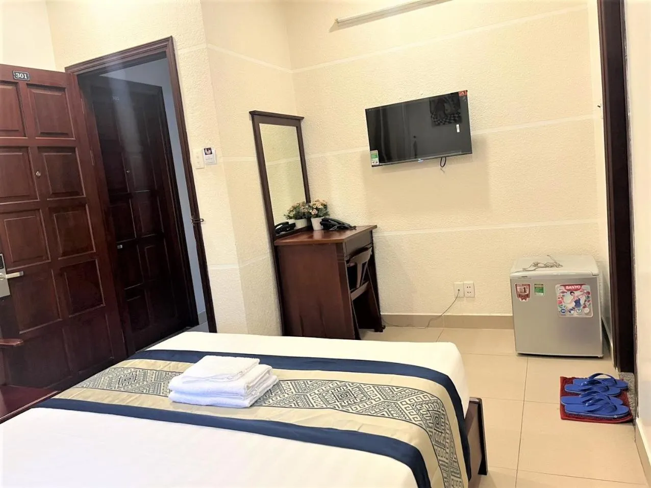 Bed in DINH DINH 2 AIRPORT HOTEL