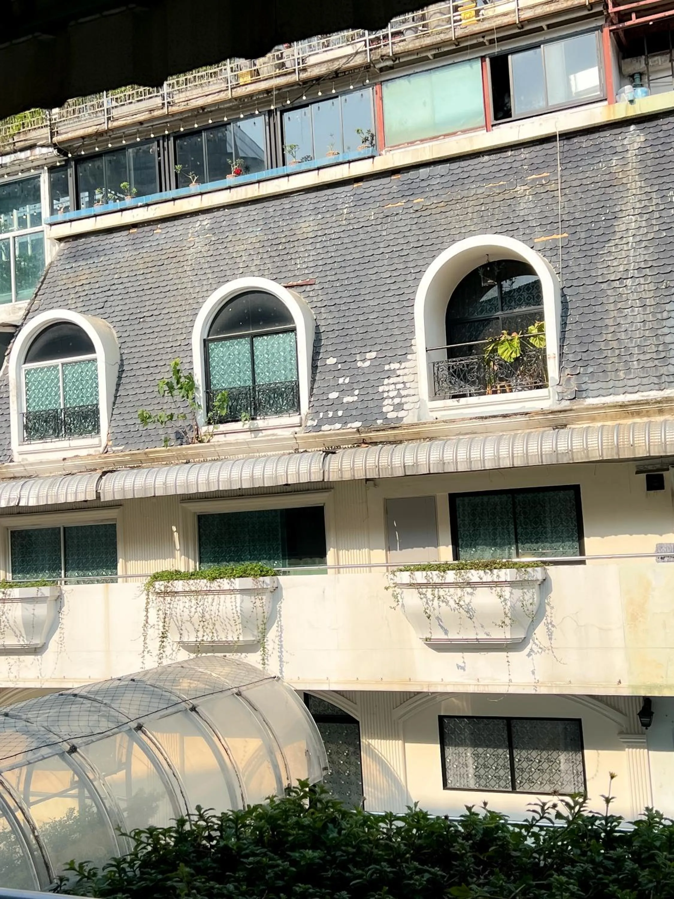 Property building in Silom Dynasty Hostel