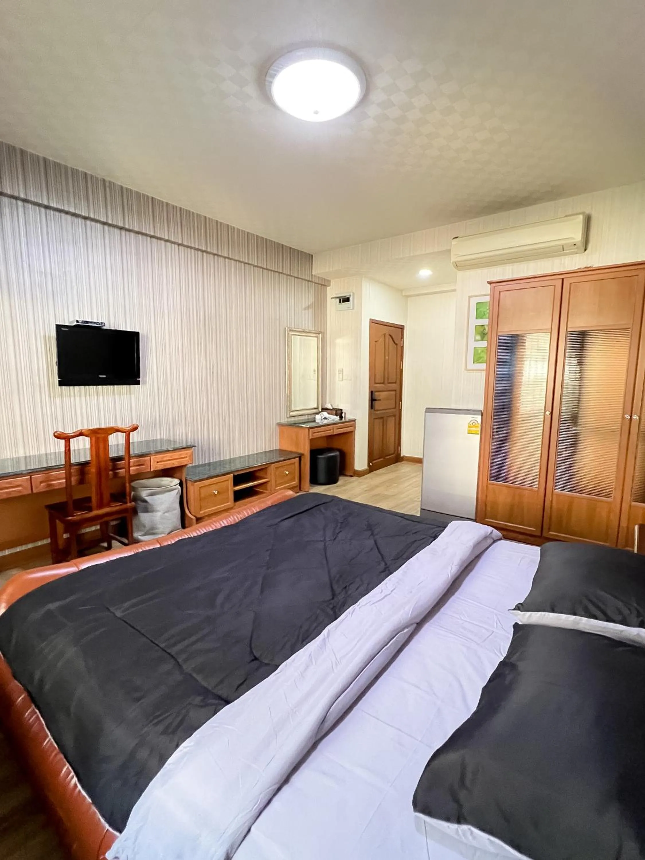 Communal lounge/ TV room in Silom Dynasty Hostel