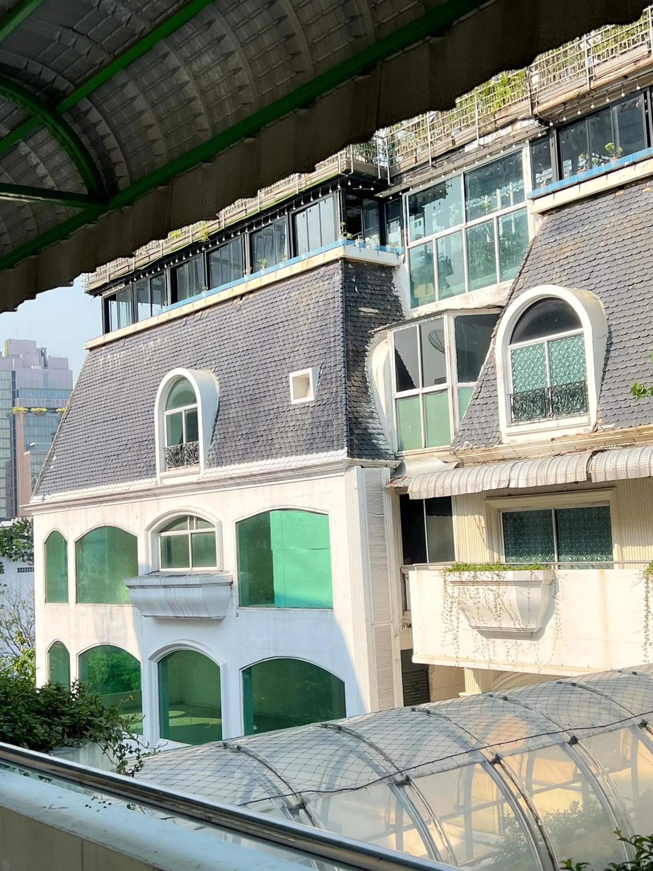 Property building in Silom Dynasty Hostel