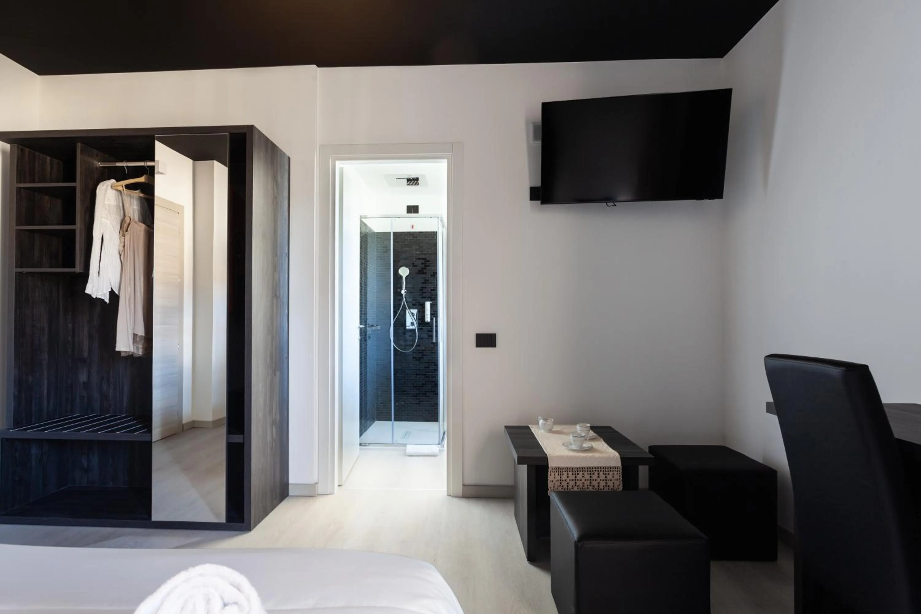 Photo of the whole room, Bed in Glorian Hotel