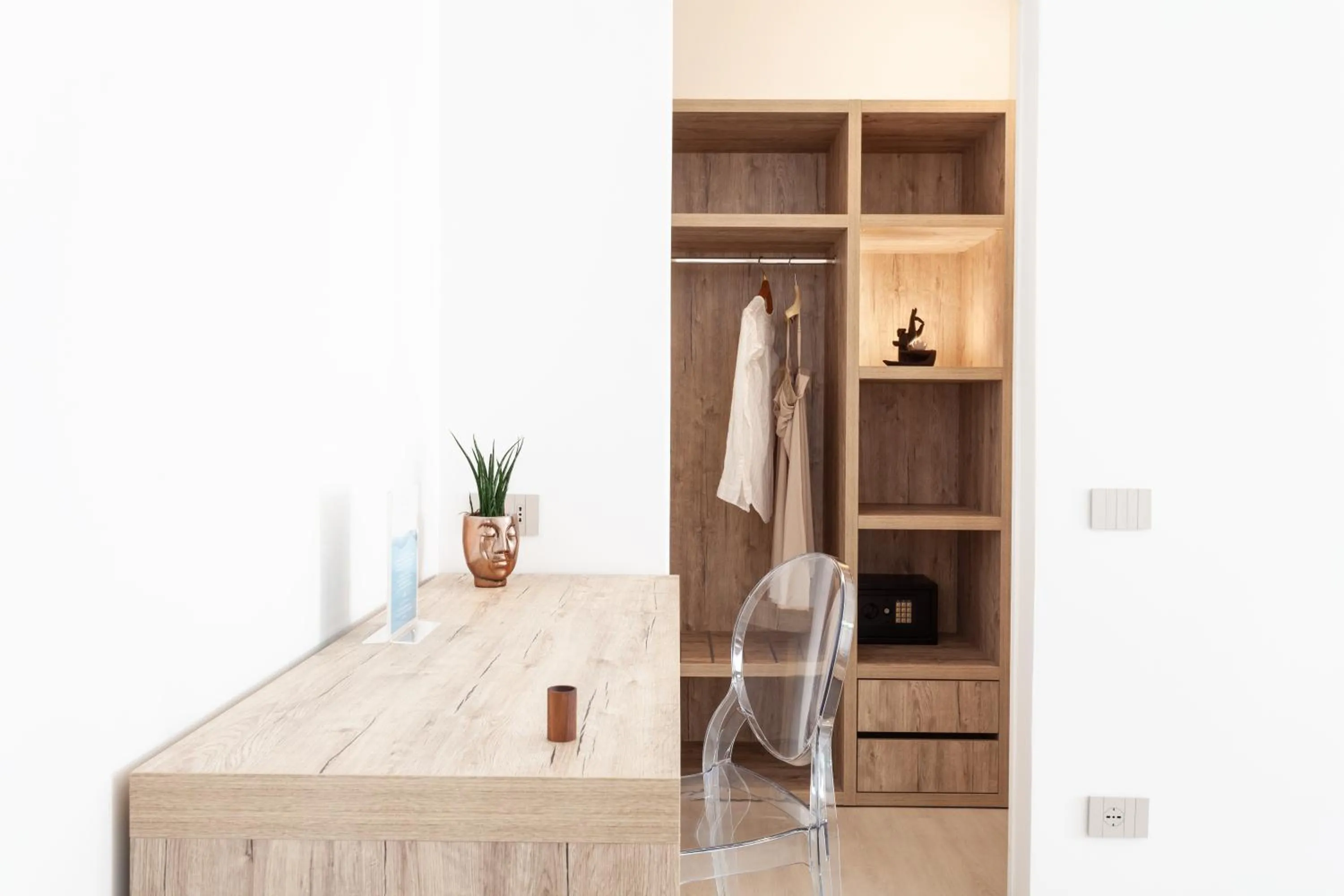 wardrobe in Glorian Hotel