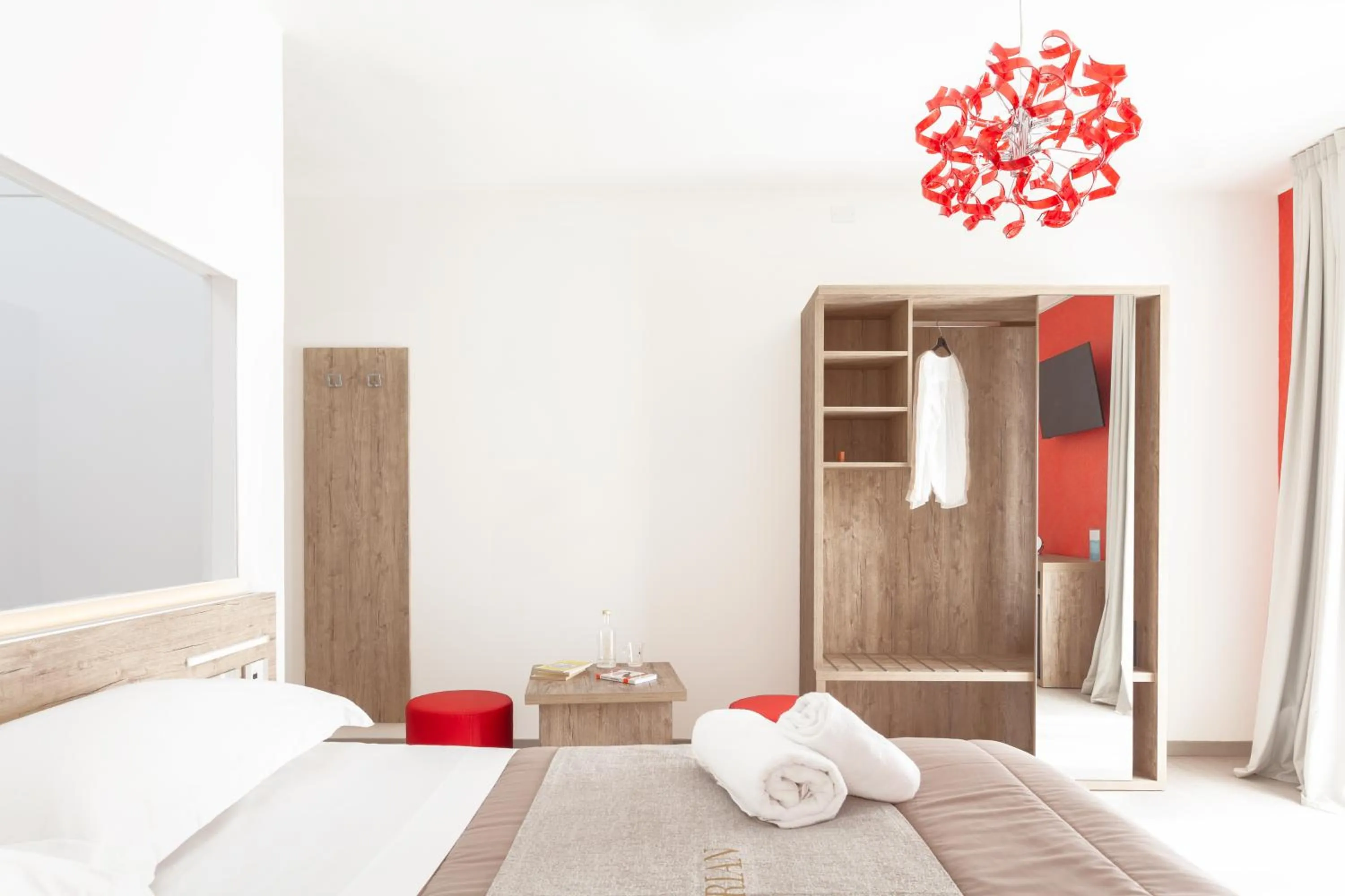 wardrobe, Bed in Glorian Hotel