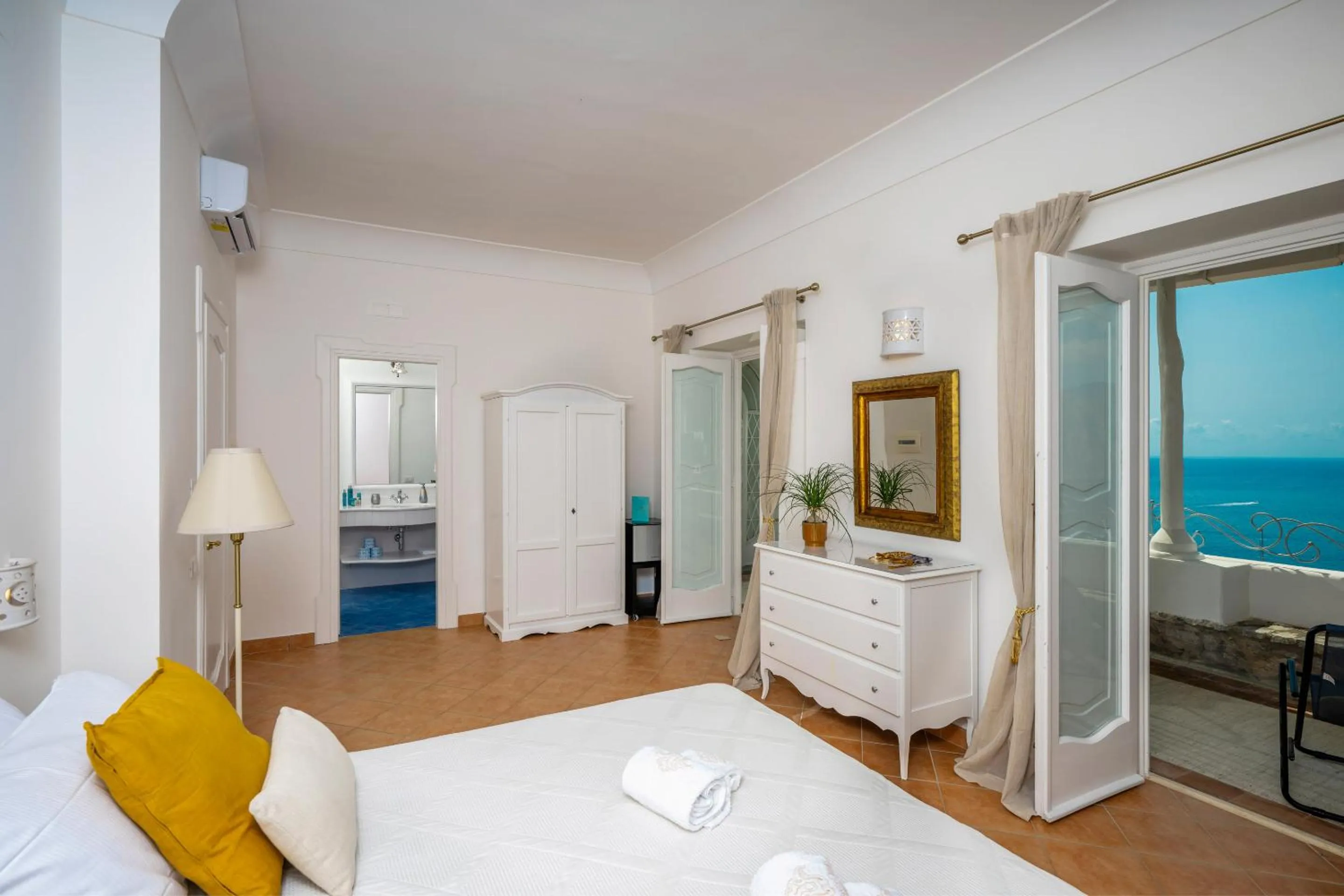 Bedroom, Bed in Villa Santa Chiara Positano Suites