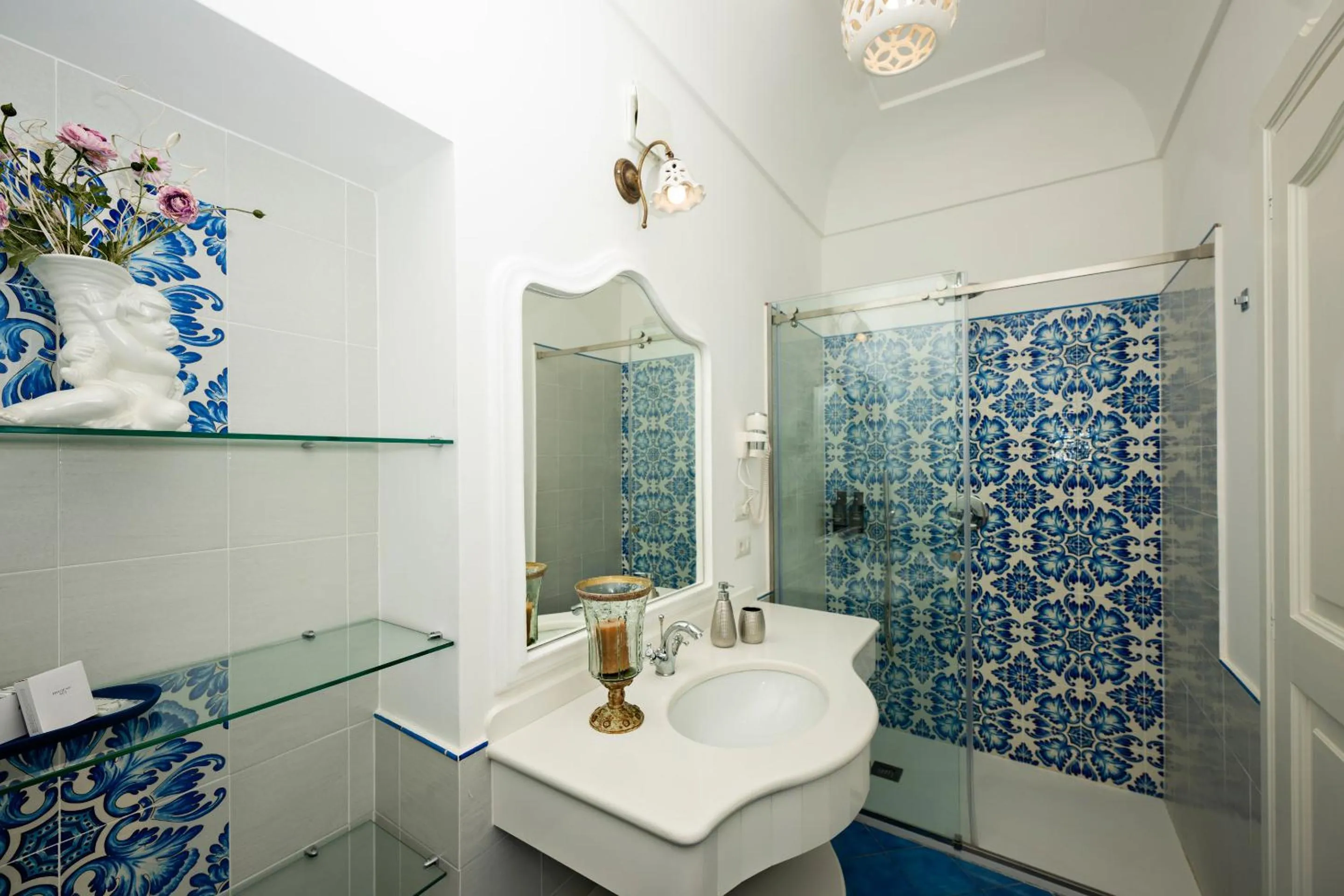 Bathroom in Villa Santa Chiara Positano Suites