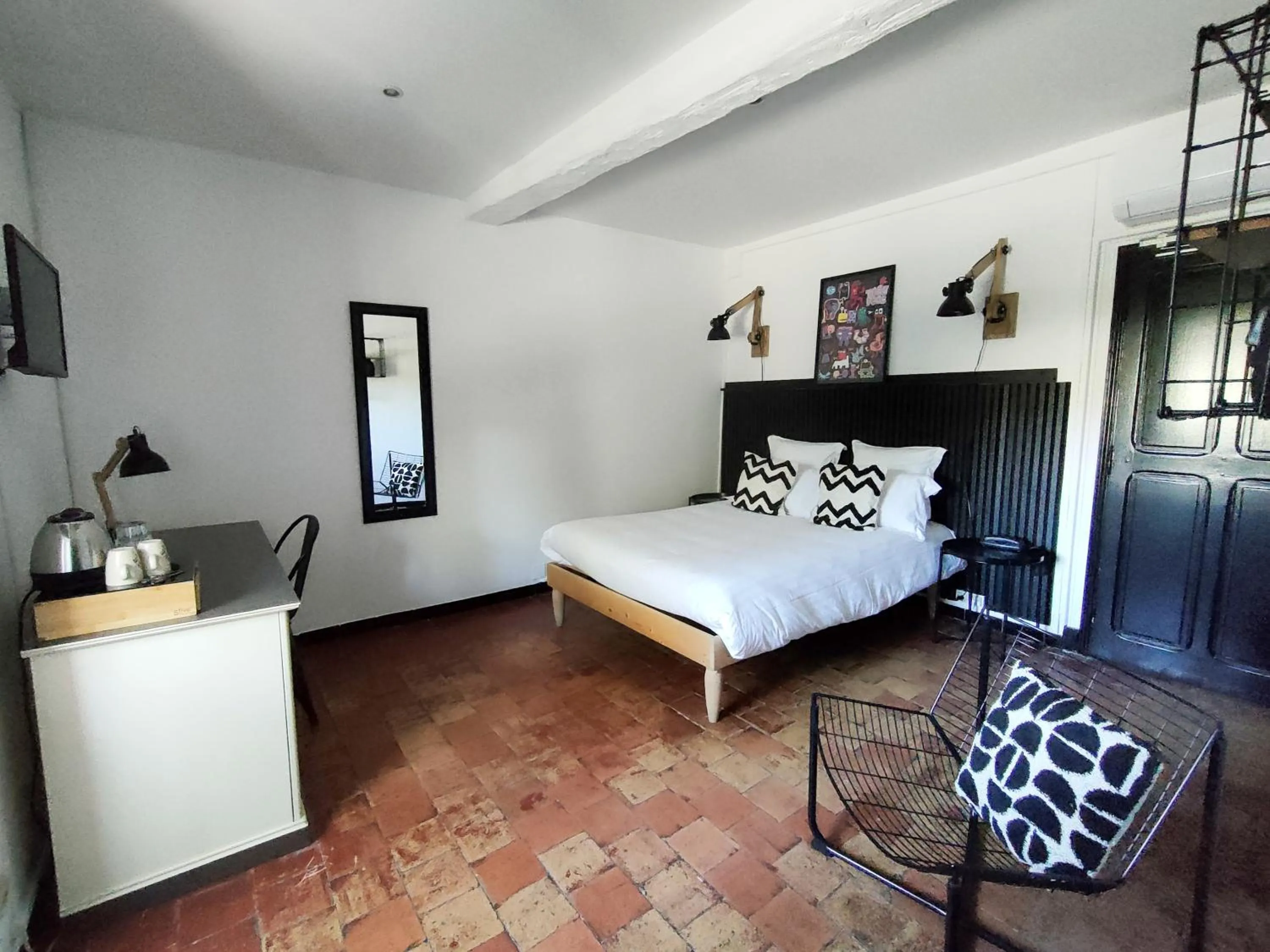 Photo of the whole room, Bed in Hôtel Restaurant L'Art des Mets by Côté Jardin