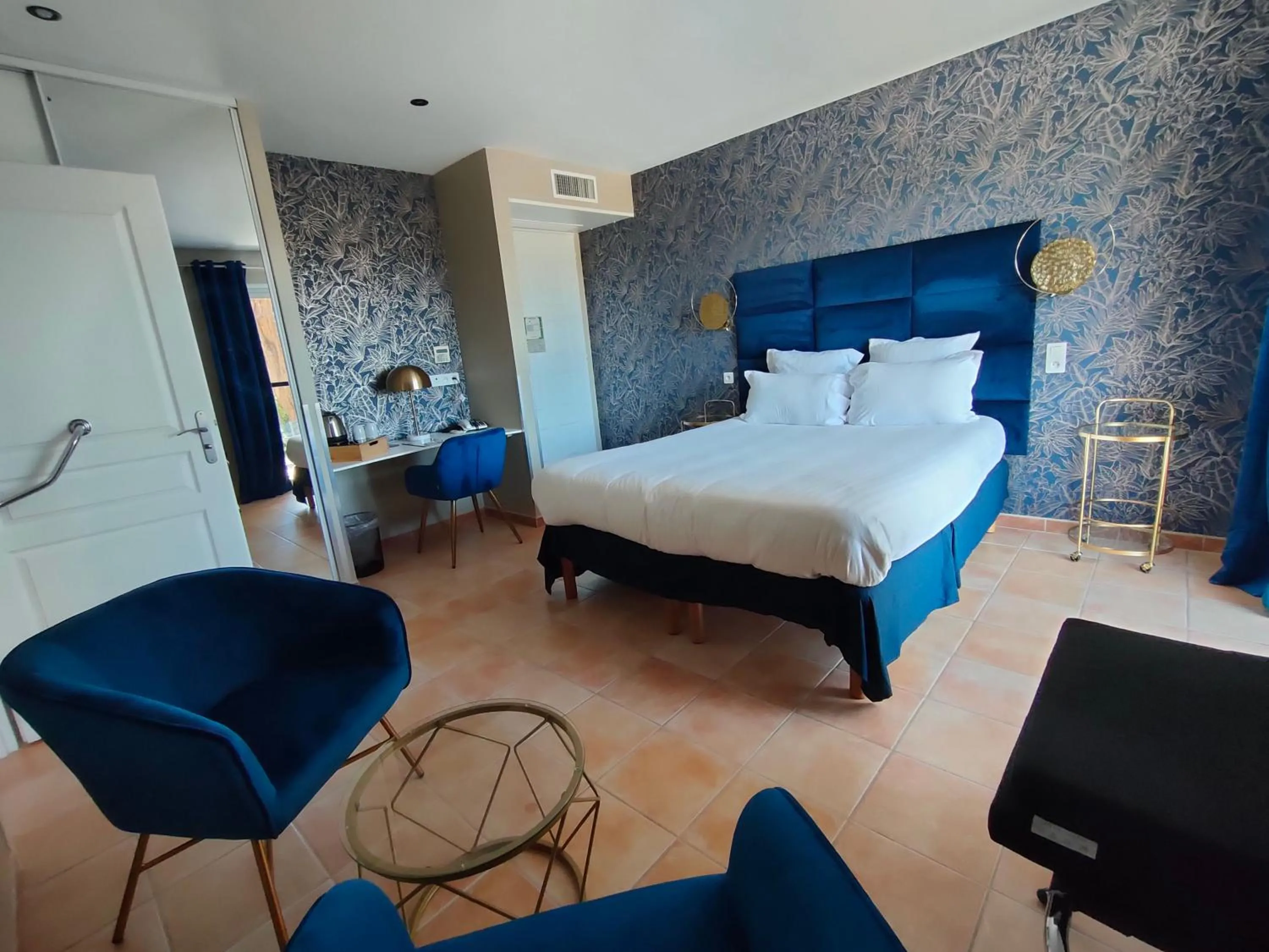 Bed in Hôtel Restaurant L'Art des Mets by Côté Jardin