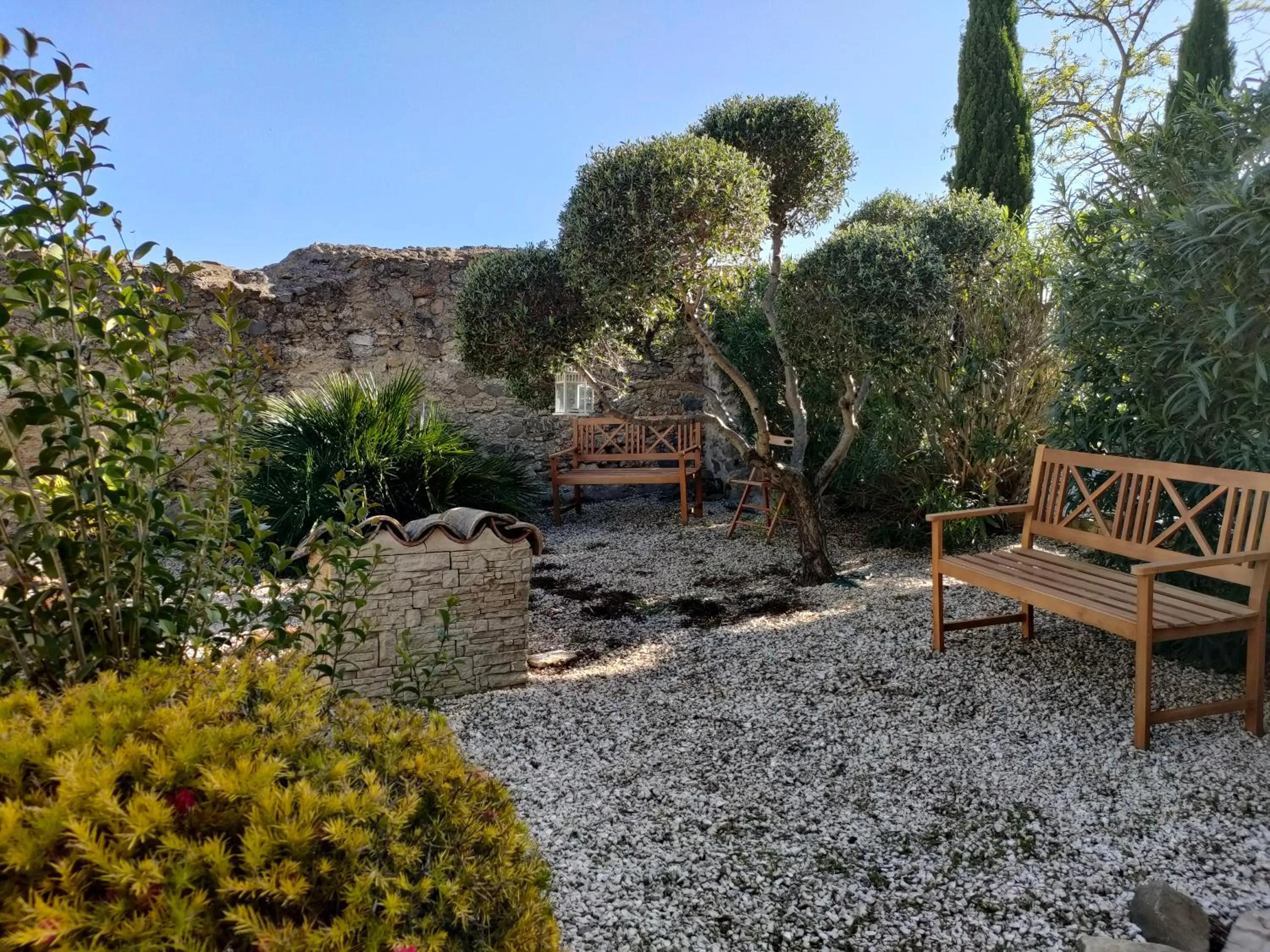 Garden in Hôtel Restaurant L'Art des Mets by Côté Jardin