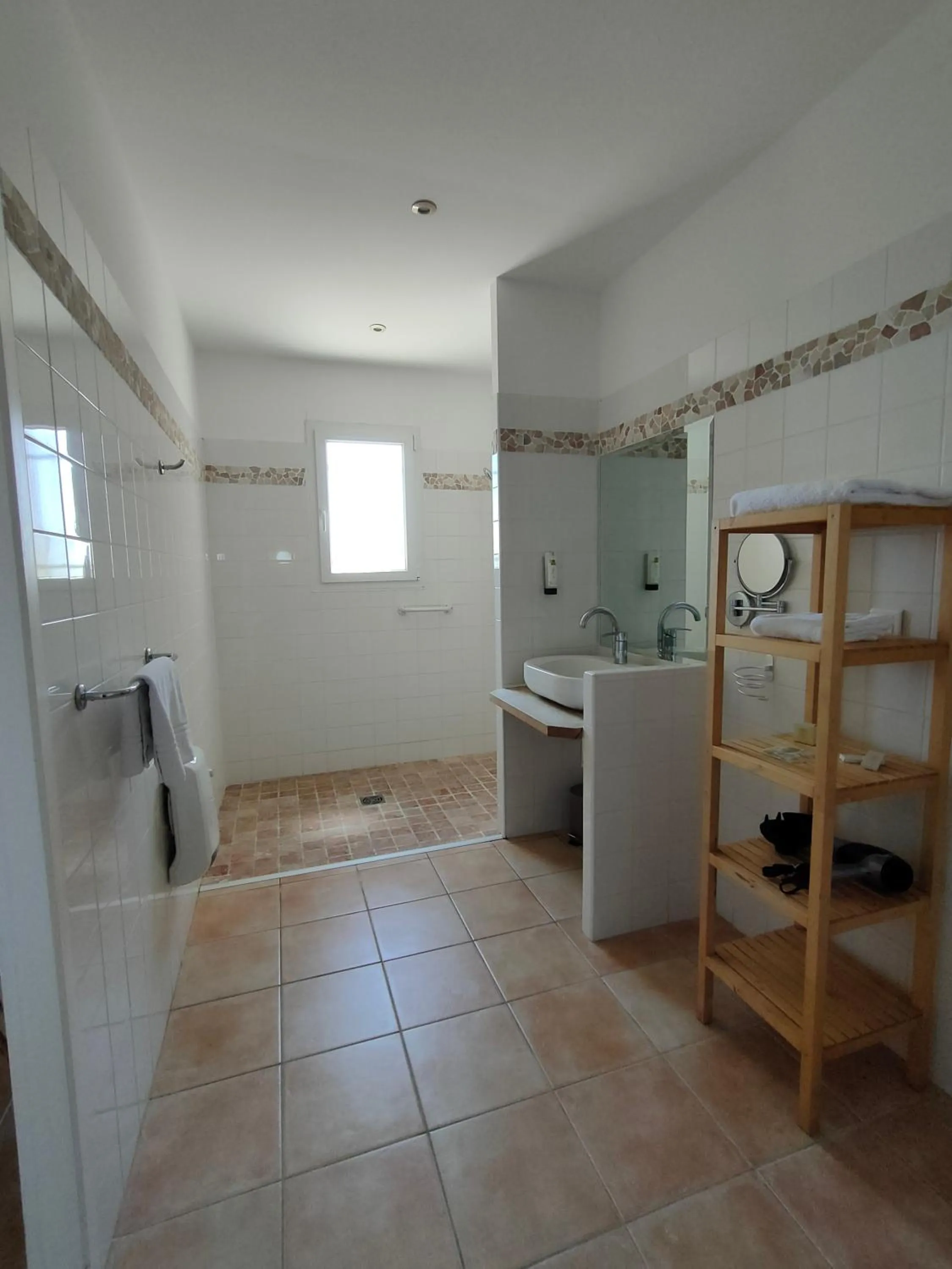 Bathroom in Hôtel Restaurant L'Art des Mets by Côté Jardin