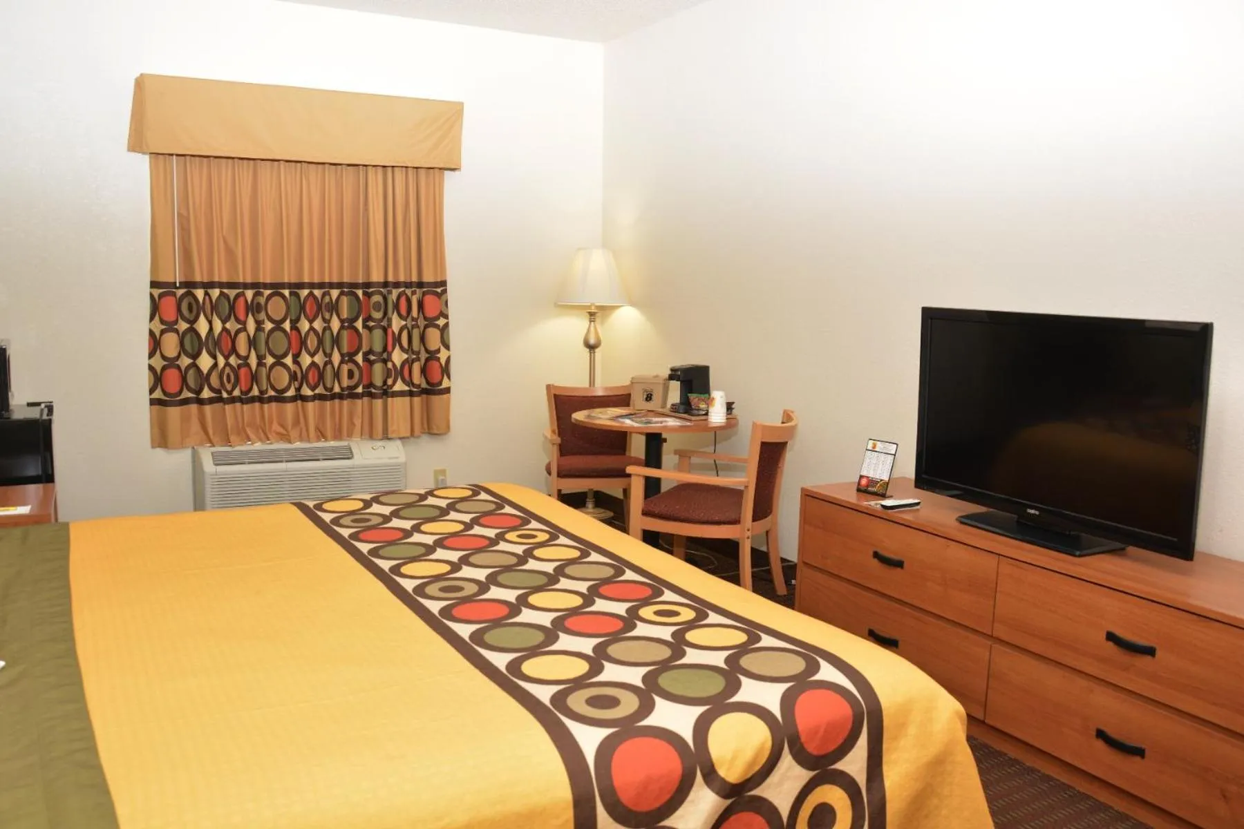 Photo of the whole room, Bed in Super 8 by Wyndham Corydon