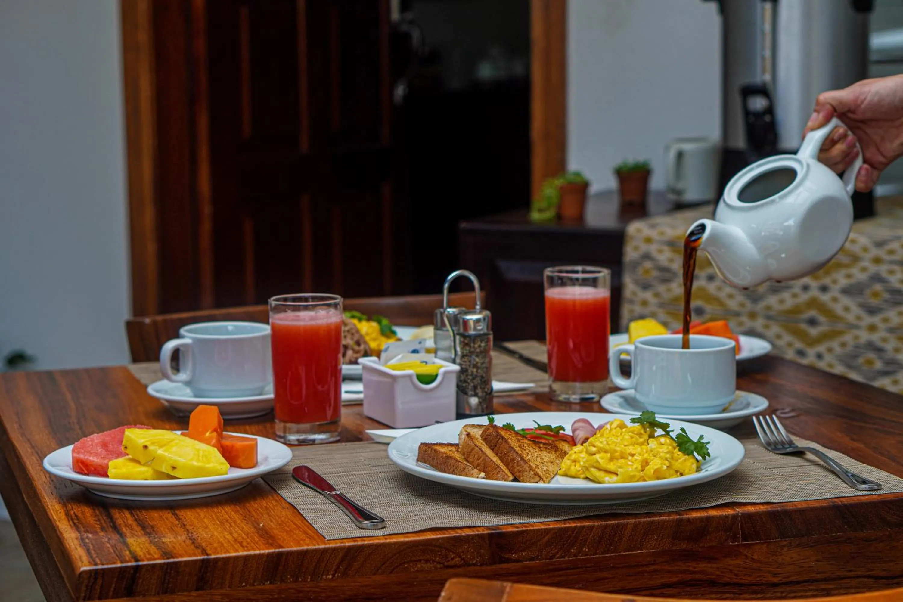 Restaurant/places to eat in La Fortuna Lodge by Treebu Hotels