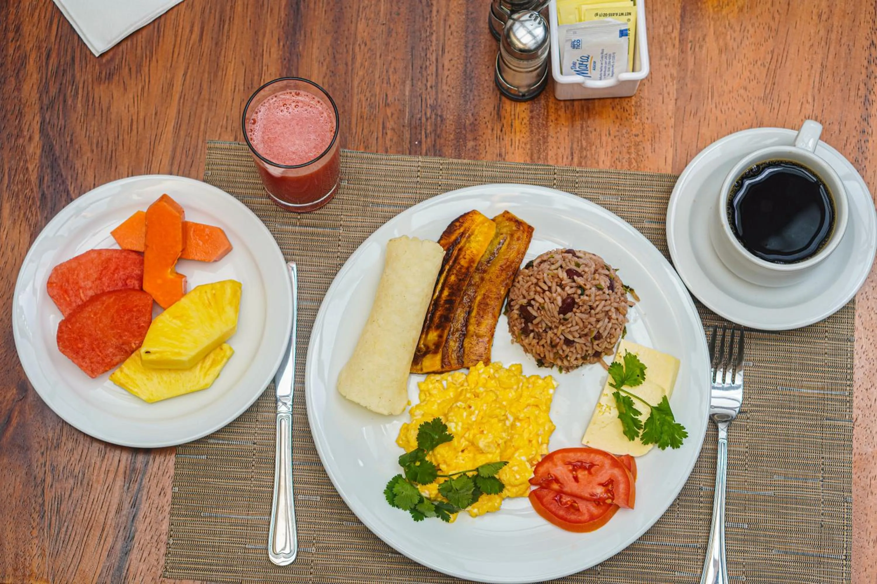 Restaurant/places to eat in La Fortuna Lodge by Treebu Hotels