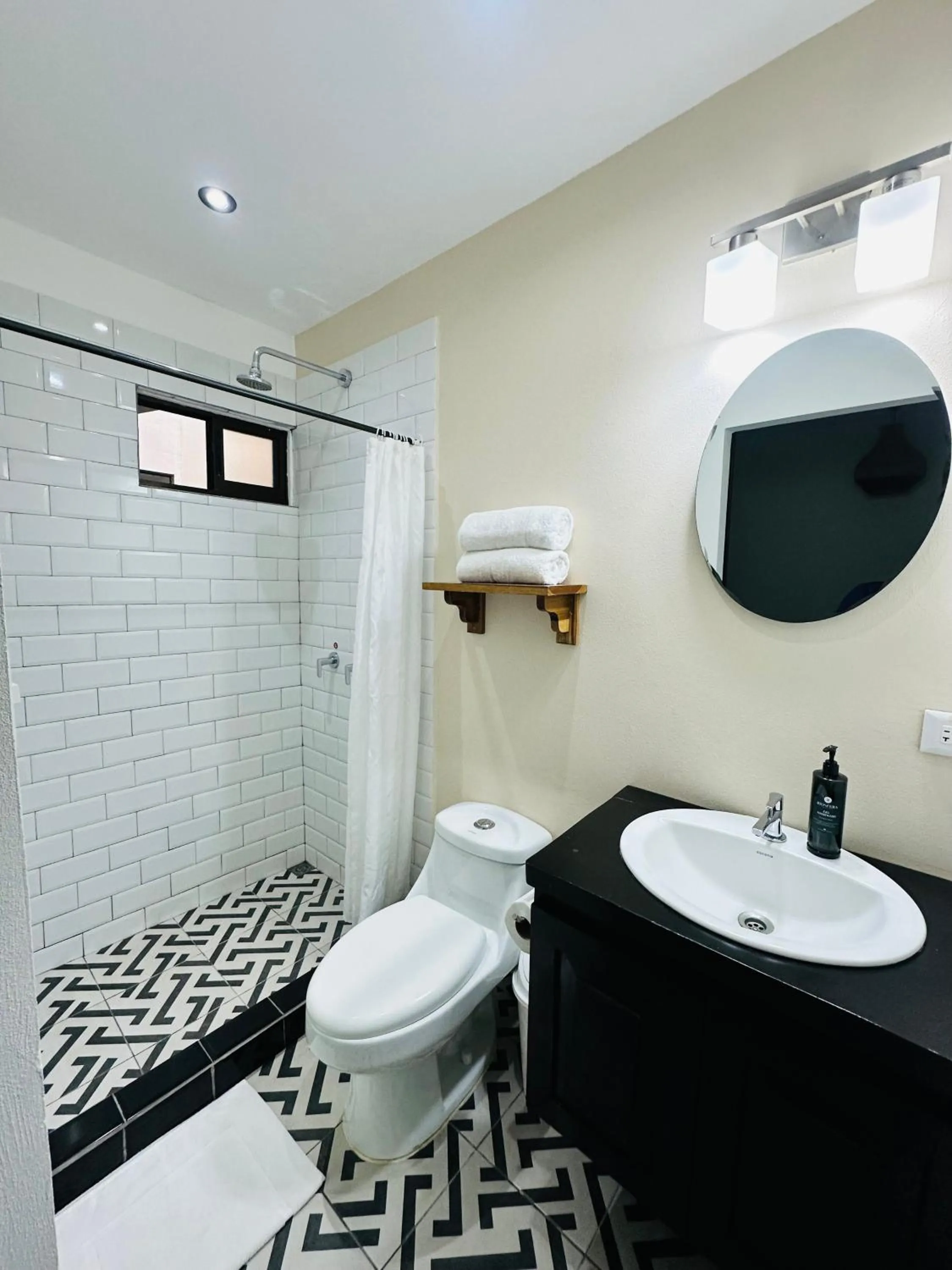 Shower in La Fortuna Lodge by Treebu Hotels